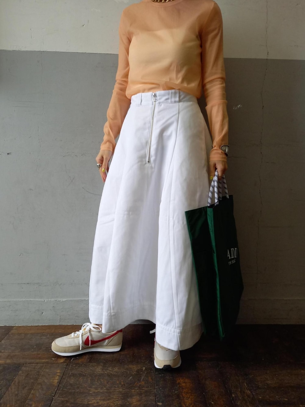「フレアスカート、スカート、Dickies、ロングスカート、アダムエロペ(ADAM ET ROPE')、春、Adam et Rope'、スカートスタイル、春コーデ、ディッキーズ(Dickies)」｜「ADAM ET ROPE'のストレッチタフタロングT（Tシャツ/カットソー、オレンジ系）」を使った、ADAM ET ROPE' STAFFさん（レディース・158cm）の冬コーディネートの3枚目の写真