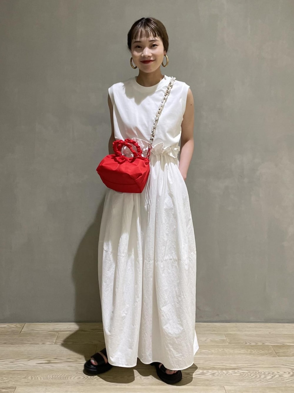 「ワンピース、ショルダーバッグ、厚底シューズ、アダムエロペ(ADAM ET ROPE')、ロングワンピース、Adam et Rope'、夏コーデ、ノースリーブ、厚底サンダル、ベルクロ」｜「HVISKの【HVISK】JOLLY RUSH TWILL（ショルダーバッグ、レッド系）」を使った、ADAM ET ROPE' STAFFさん（レディース・157cm）の夏コーディネートの1枚目の写真