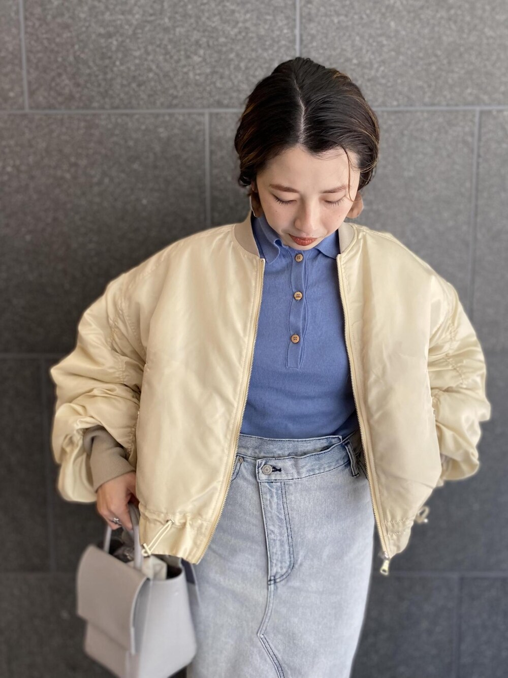 「タイトスカート、MA-1、ショルダーバッグ、デニムスカート、ロングスカート、アダムエロペ(ADAM ET ROPE')、Adam et Rope'、パフスリーブ、袖ボリューム、ボリューム袖」｜「ADAM ET ROPE'のパフスリーブMA-1（MA-1、ホワイト系）」を使った、ADAM ET ROPE' STAFFさん（レディース・154cm）の冬コーディネートの2枚目の写真