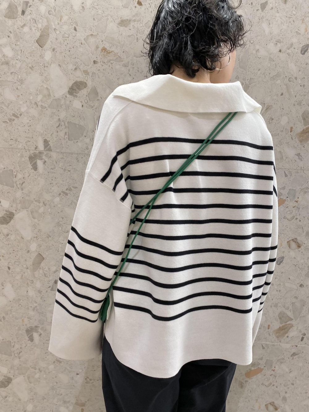 「ボーダー、ショルダーバッグ、ローファー、Vネック、フラットシューズ、ハイウエスト、アダムエロペ(ADAM ET ROPE')、Adam et Rope'、ミニバッグ、ペタンコ靴」｜「ADAM ET ROPE'のハイウエストスポーティースラックス（その他パンツ、ブラック系）」を使った、ADAM ET ROPE' STAFFさん（レディース・163cm）の冬コーディネートの2枚目の写真