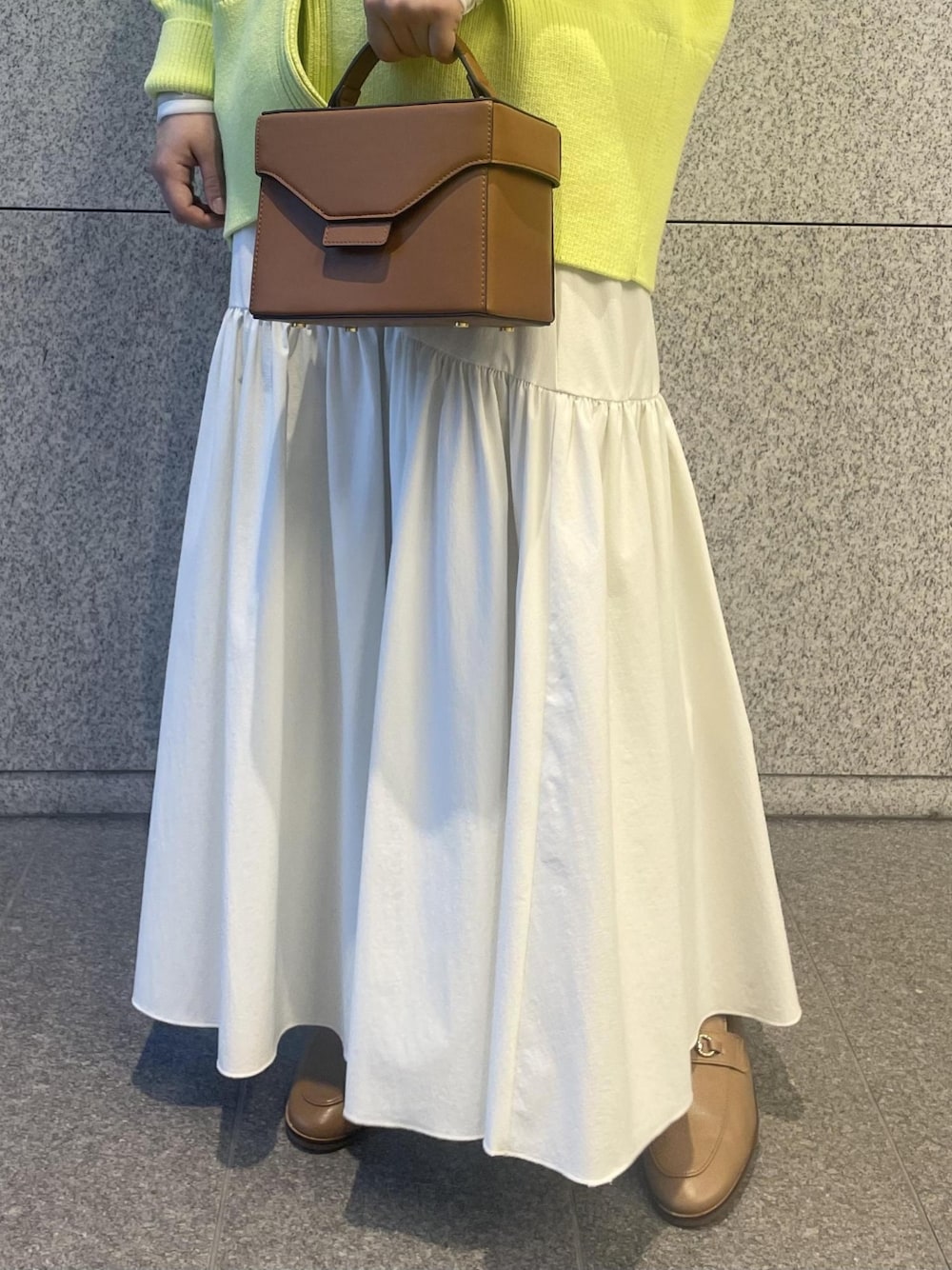 「カーディガン、フレアスカート、イエロー、ローファー、フラットシューズ、ロングスカート、アダムエロペ(ADAM ET ROPE')、春、Adam et Rope'、春コーデ」｜「ADAM ET ROPE'のクルーネックカーディガン（カーディガン/ボレロ、イエロー系）」を使った、ADAM ET ROPE' STAFFさん（レディース・154cm）の冬コーディネートの3枚目の写真