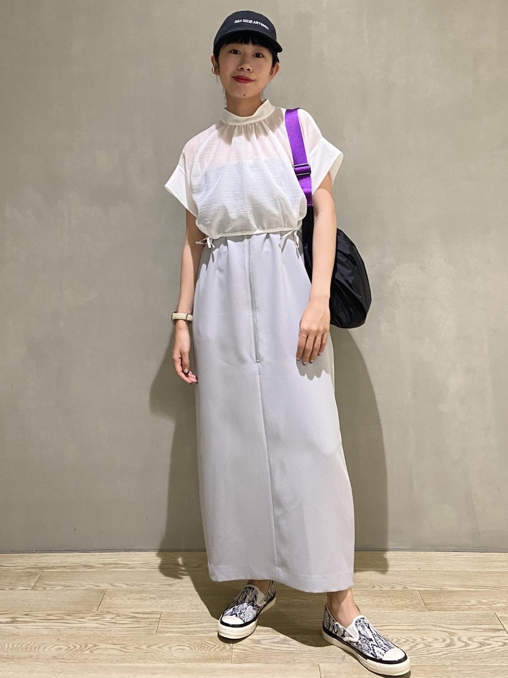「スニーカー、コンバース、ワンピース、レイヤード、モノトーン、レイヤードスタイル、アダムエロペ(ADAM ET ROPE')、ロングワンピース、Adam et Rope'、モノトーンコーデ、真夏のアクティブスタイル、アウトドアスタイル」｜「ADAM ET ROPE'のレイヤードベアワンピース（ワンピース、ホワイト系）」を使った、ADAM ET ROPE' STAFFさん（レディース・165cm）の夏コーディネートの1枚目の写真