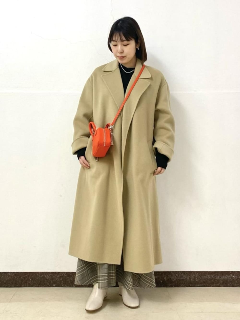 「チェック、コート、ウールコート、冬コーデ、ロングコート、チェックスカート、冬、アダムエロペ(ADAM ET ROPE')、Adam et Rope'、冬のコーデ」｜「ADAM ET ROPE'の【2WAY】マイクロボストンバッグ（ショルダーバッグ、オレンジ系）」を使った、ADAM ET ROPE' STAFFさん（レディース・155cm）の冬コーディネートの1枚目の写真