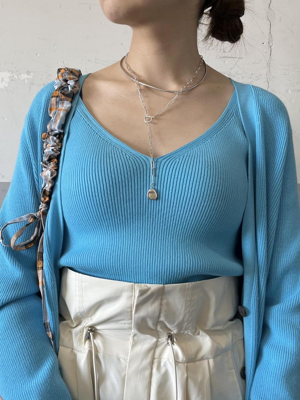 「Adam et Rope'、アダムエロペ(ADAM ET ROPE')、ロングカーディガン、カーディガン、ハイウエスト、ハイウエストパンツ、スポーツミックス、ブルー、トートバッグ、チェック、チェック柄、春コーデ、春夏コーデ、オトナカジュアル、大人カジュアル」｜「ADAM ET ROPE'の【サステナブル】ビスチェ付きロングカーディガン（カーディガン/ボレロ、ブルー系）」を使った、ADAM ET ROPE' STAFFさん（レディース・158cm）の冬コーディネートの2枚目の写真
