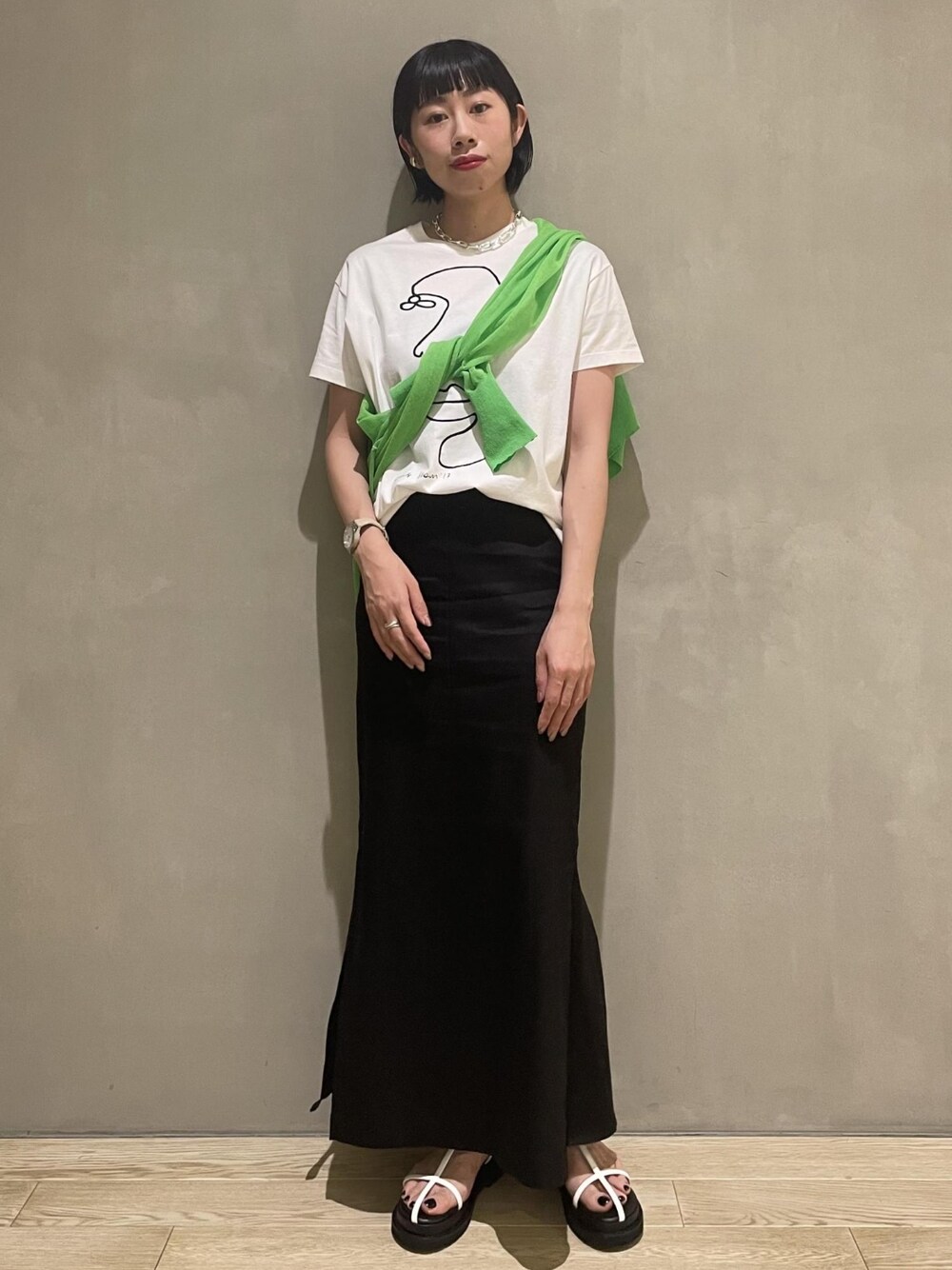 「ロングスカート、サンダル、アダムエロペ(ADAM ET ROPE')、プリントT、Adam et Rope'、スカートスタイル、カジュアルコーデ、ショートヘア、たすき掛け、夏だ！Tシャツ着よう！」｜「ADAM ET ROPE'の【WEB限定】リネンMIXバックマーメイドスカート（スカート、ブラック系）」を使った、ADAM ET ROPE' STAFFさん（レディース・165cm）の夏コーディネートの1枚目の写真