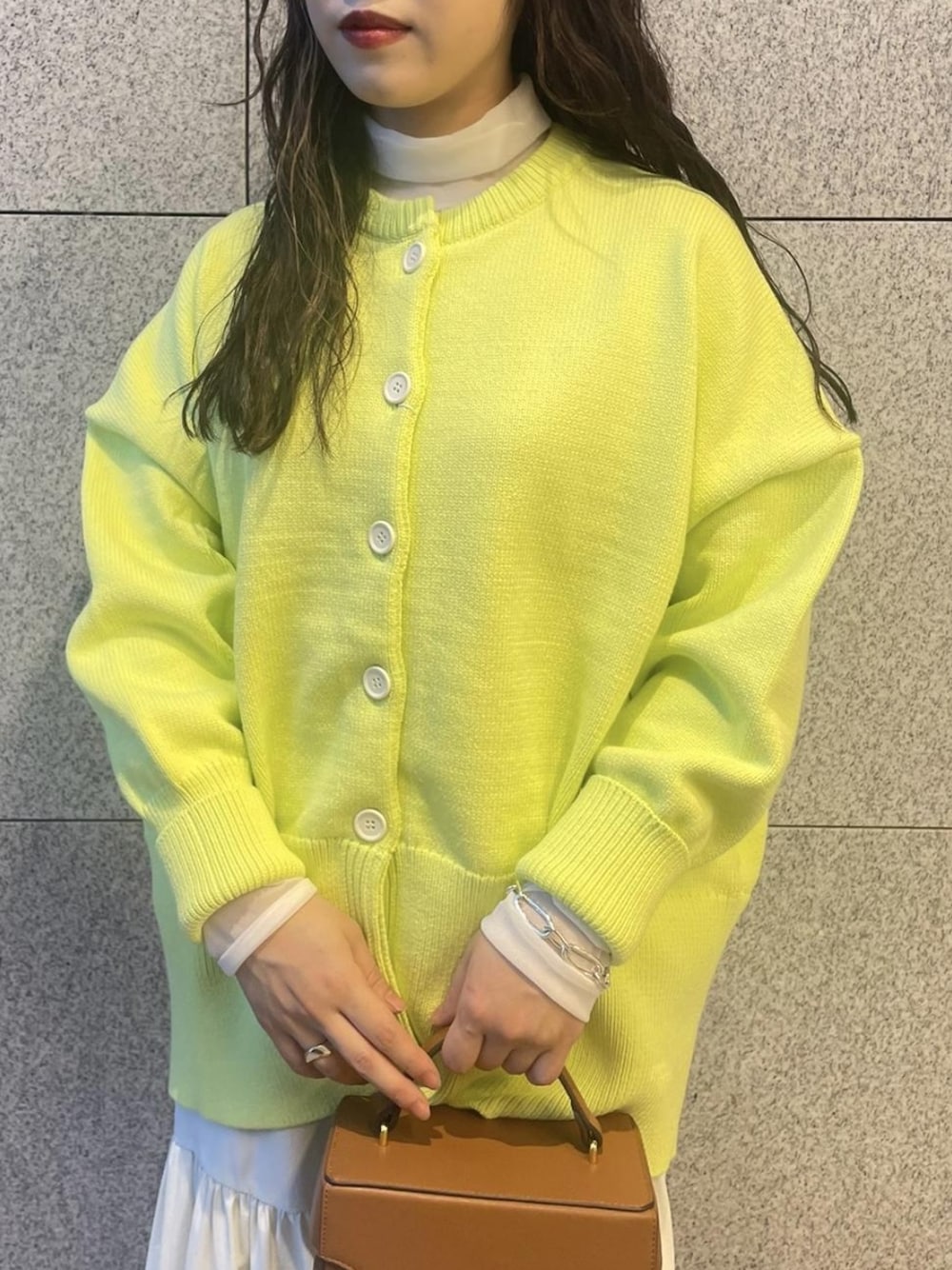 「カーディガン、フレアスカート、イエロー、ローファー、フラットシューズ、ロングスカート、アダムエロペ(ADAM ET ROPE')、春、Adam et Rope'、春コーデ」｜「ADAM ET ROPE'のクルーネックカーディガン（カーディガン/ボレロ、イエロー系）」を使った、ADAM ET ROPE' STAFFさん（レディース・154cm）の冬コーディネートの2枚目の写真