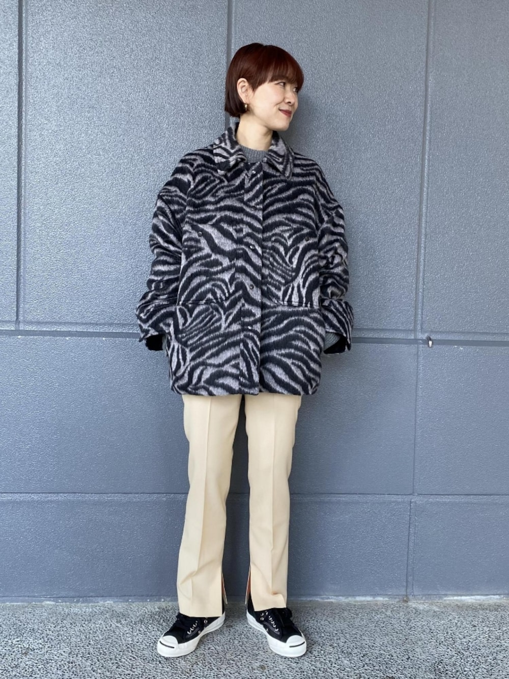 「コート、スニーカー、ジャケット、スラックス、ジャケットコート、アダムエロペ(ADAM ET ROPE')、Adam et Rope'、スラックスパンツ、ゼブラ、ゼブラ柄」｜「ADAM ET ROPE'のBellandiゼブラジャケット（ジャケット/アウター、ブラック系）」を使った、ADAM ET ROPE' STAFFさん（レディース・162cm）の冬コーディネートの1枚目の写真