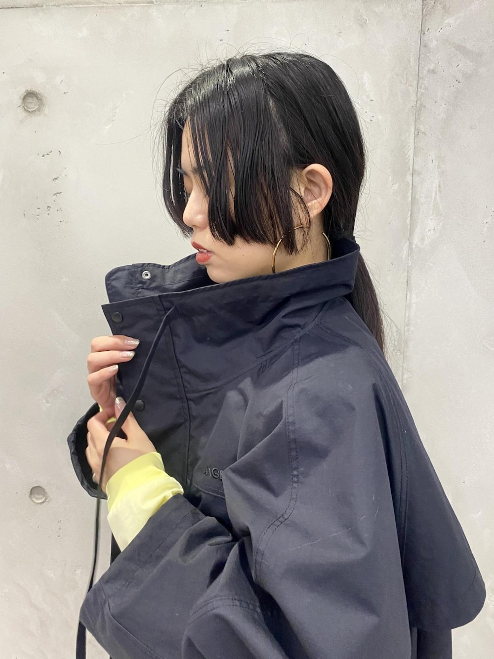 「ワンピース、マウンテンパーカー、ブラック、ブラックコーデ、黒、アダムエロペ(ADAM ET ROPE')、Adam et Rope'、黒コーデ、キャミワンピ、GERRY」｜「GERRYのGERRY スタンドカラーブルゾン（ブルゾン、ブラック系）」を使った、ADAM ET ROPE' STAFFさん（レディース・156cm）の冬コーディネートの3枚目の写真