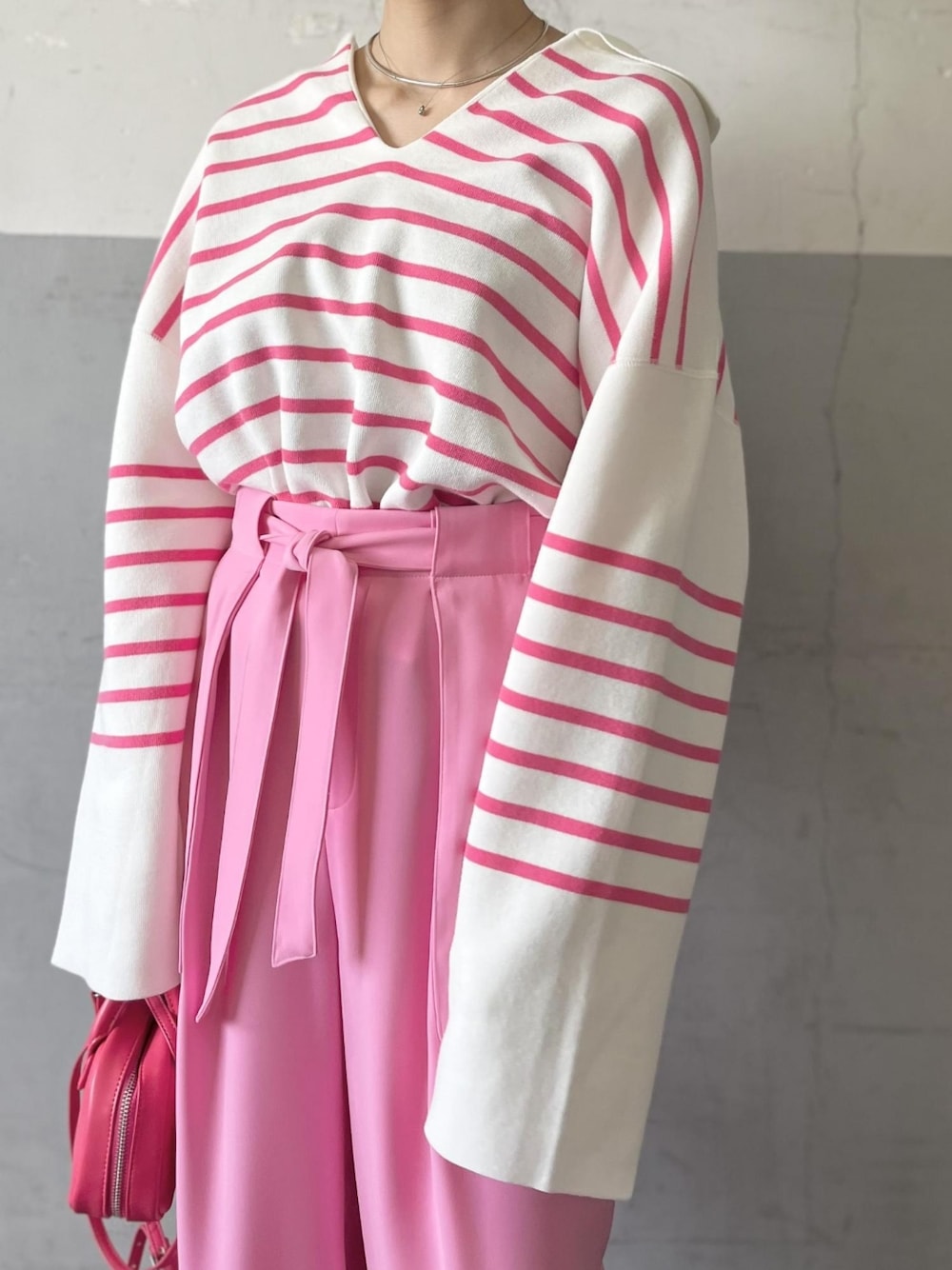「ボーダー、ピンク、ボーダーニット、ボーダートップス、アダムエロペ(ADAM ET ROPE')、Adam et Rope'、セーラーカラー、pink、ピンクコーデ、オープンカラー」｜「ADAM ET ROPE'のインタックイージーパンツ（その他パンツ、ピンク系）」を使った、ADAM ET ROPE' STAFFさん（レディース・158cm）の春コーディネートの3枚目の写真