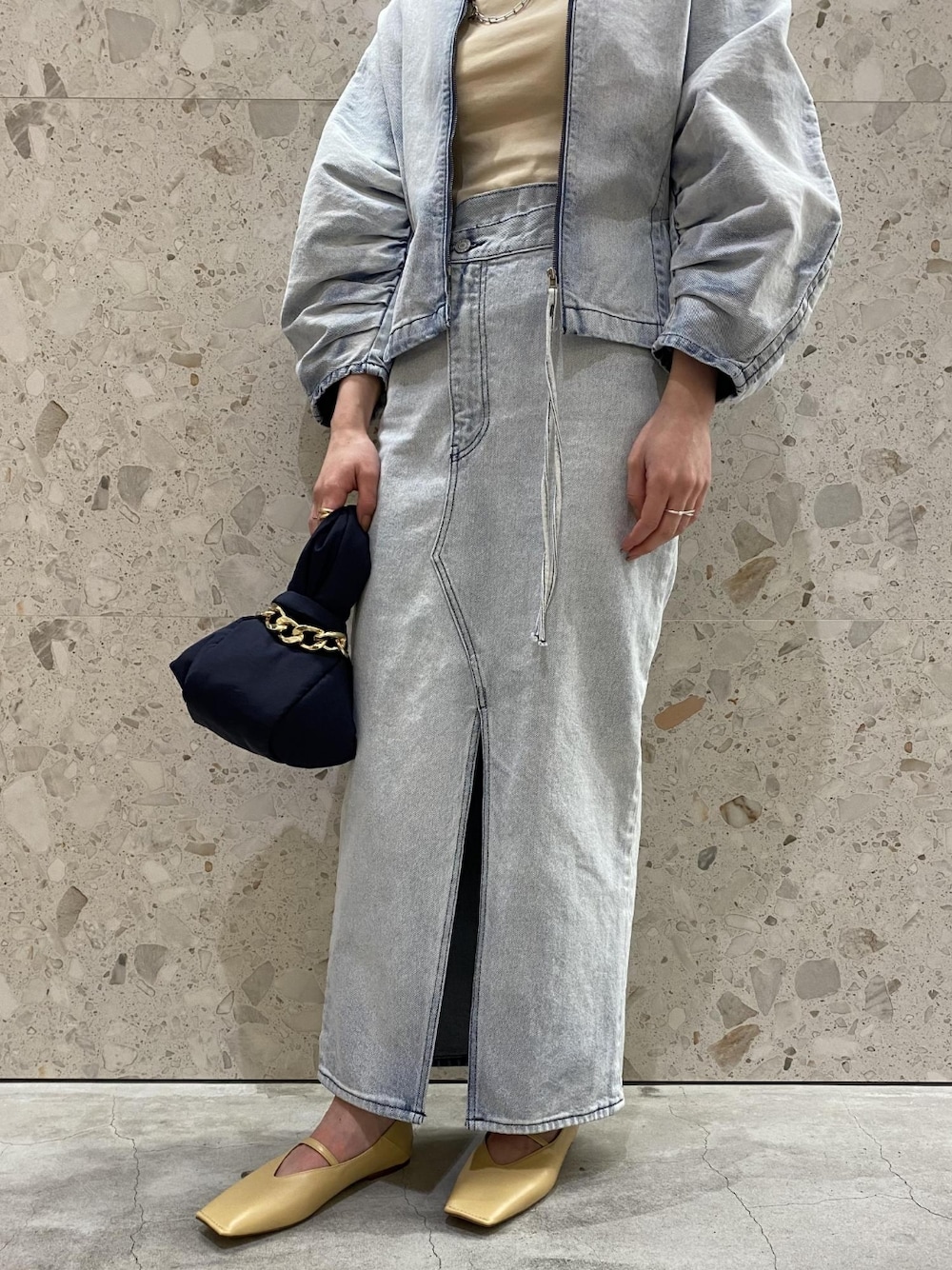 「タイトスカート、デニム、セットアップ、デニムスカート、ロングスカート、アダムエロペ(ADAM ET ROPE')、Adam et Rope'、セットアップスタイル、デニムブルゾン、パフスリーブ」｜「ADAM ET ROPE'の【サステナブル】コットンブラウス（シャツ/ブラウス、ブルー系）」を使った、ADAM ET ROPE' STAFFさん（レディース・160cm）の冬コーディネートの2枚目の写真