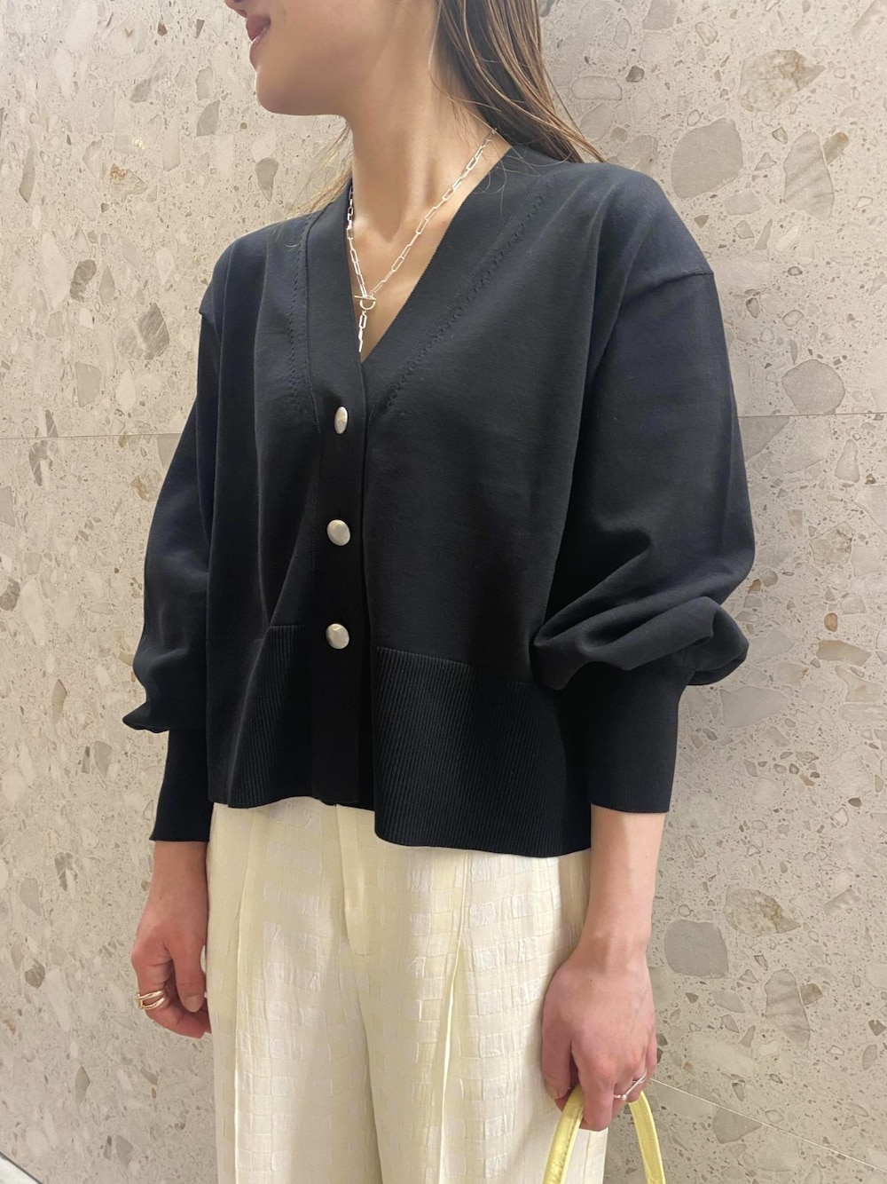 「カーディガン、パンプス、Vネック、白黒、モノトーン、アダムエロペ(ADAM ET ROPE')、Adam et Rope'、モノトーンコーデ、ルーズシルエット、ワイドバンツ」｜「ADAM ET ROPE'のワイドスリーブカーディガン（カーディガン/ボレロ、ブラック系）」を使った、ADAM ET ROPE' STAFFさん（レディース・160cm）の春コーディネートの3枚目の写真