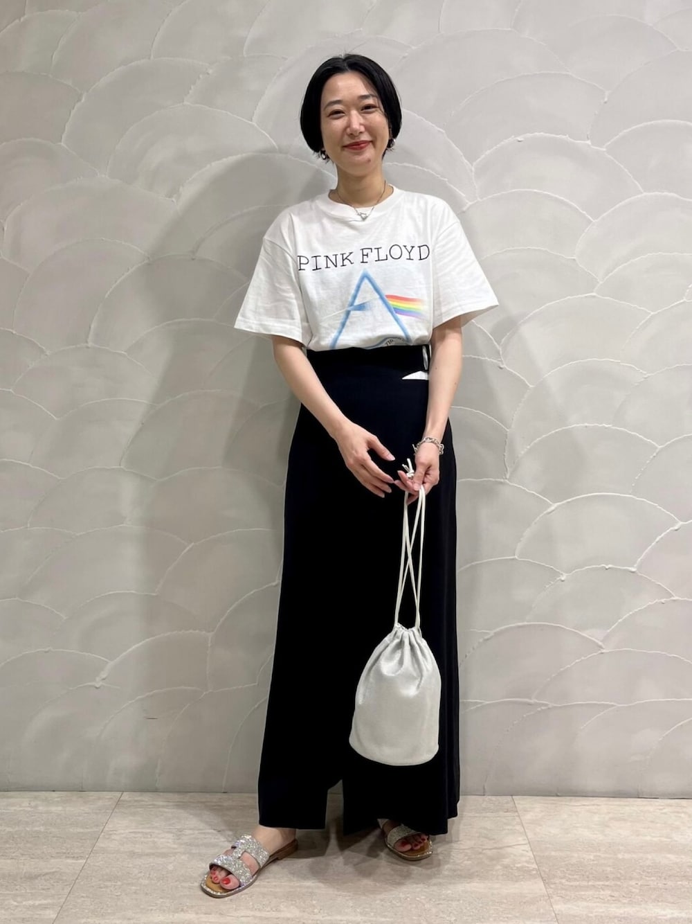「アダムエロペ(ADAM ET ROPE')、アダムエロペ、Adam et Rope'、adametrope、GOOD ROCK SPEED、Pink Floyd、ロックT、お出かけコーデ、シンプルコーデ、夏コーデ、プリントT」｜「GOOD ROCK SPEEDの【GOOD ROCK SPEED】PINK FLOYD TEE（Tシャツ/カットソー、ホワイト系）」を使った、ADAM ET ROPE' STAFFさん（レディース・160cm）の春コーディネートの1枚目の写真
