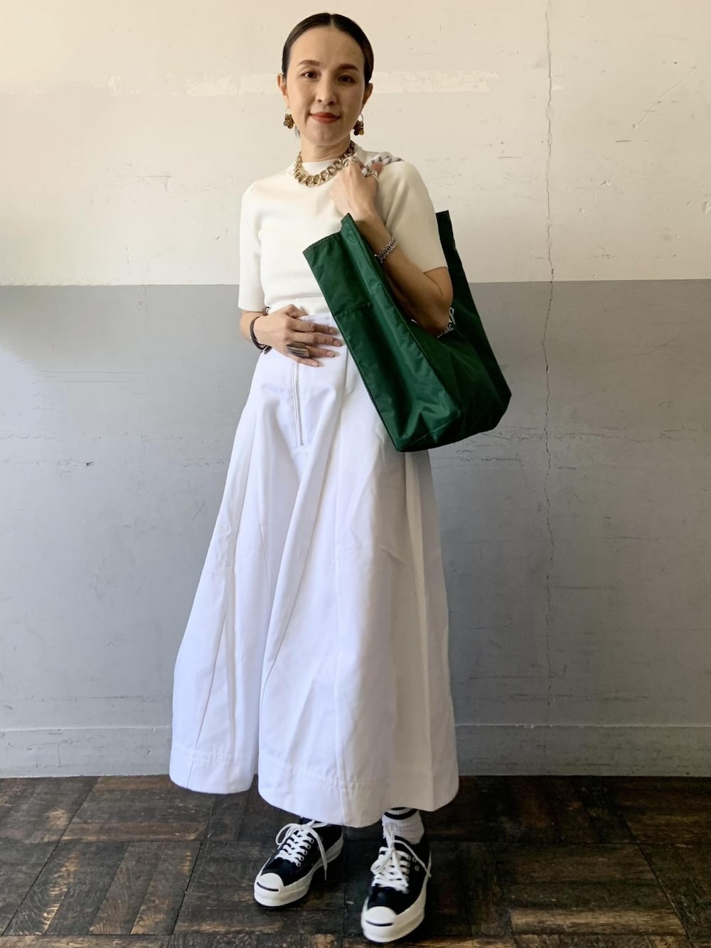 「トレンチコート、トレンチ、Dickies、モノトーン、ロングコート、春アウター、アダムエロペ(ADAM ET ROPE')、Adam et Rope'、モノトーンコーデ、ディッキーズ(Dickies)」｜「ADAM ET ROPE'のリラックストレンチコート（トレンチコート、グレー系）」を使った、ADAM ET ROPE' STAFFさん（レディース・166cm）の冬コーディネートの4枚目の写真