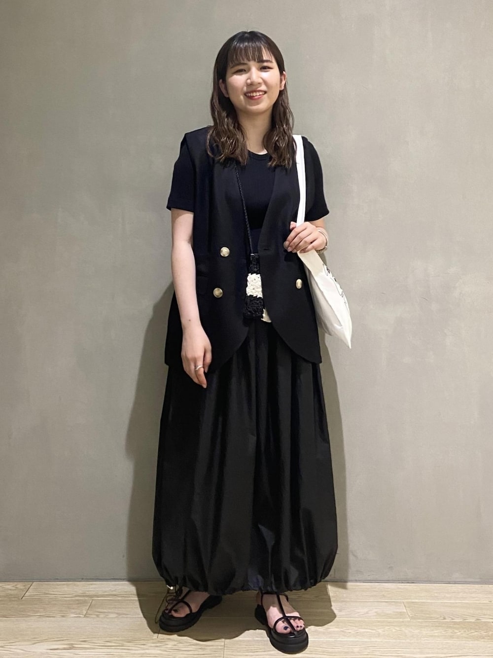 「ワンピース、モノトーン、サンダル、ジレ、アダムエロペ(ADAM ET ROPE')、Adam et Rope'、モノトーンコーデ、夏コーデ、ワンピーススタイル、ジレスタイル」｜「ADAM ET ROPE'のリブコンビバルーンワンピース（ワンピース、ブラック系）」を使った、ADAM ET ROPE' STAFFさん（レディース・160cm）の夏コーディネートの1枚目の写真