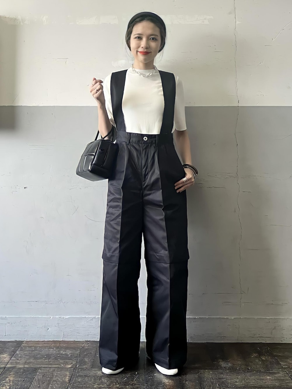 「Dickies、モノトーン、２ＷＡＹ、アダムエロペ(ADAM ET ROPE')、Adam et Rope'、春夏コーデ、モノトーンコーデ、ディッキーズ(Dickies)、カジュアルコーデ、オトナカジュアル」｜「DickiesのDickiesサスペンダーパンツ（その他パンツ、ブラック系）」を使った、ADAM ET ROPE' STAFFさん（レディース・158cm）の春コーディネートの1枚目の写真