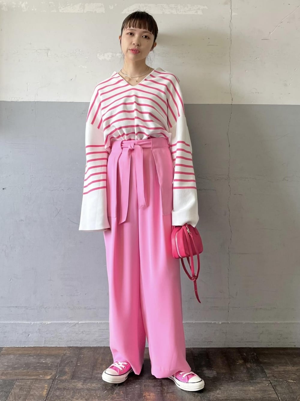 「ボーダー、ピンク、ボーダーニット、ボーダートップス、アダムエロペ(ADAM ET ROPE')、Adam et Rope'、セーラーカラー、pink、ピンクコーデ、オープンカラー」｜「ADAM ET ROPE'のインタックイージーパンツ（その他パンツ、ピンク系）」を使った、ADAM ET ROPE' STAFFさん（レディース・158cm）の春コーディネートの1枚目の写真