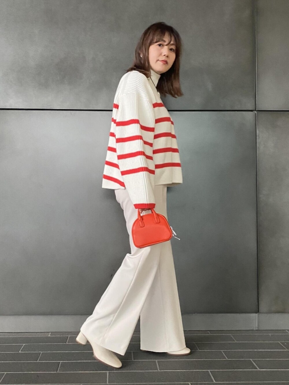 「ニット、ボーダー、ホワイト、ワントーンコーデ、ボーダートップス、ワントーン、アダムエロペ(ADAM ET ROPE')、ホワイトコーデ、Adam et Rope'、秋コーデ」｜「ADAM ET ROPE'のタートルボーダーニットプルオーバー（ニット/セーター、レッド系）」を使った、ADAM ET ROPE' STAFFさん（レディース・160cm）の冬コーディネートの1枚目の写真
