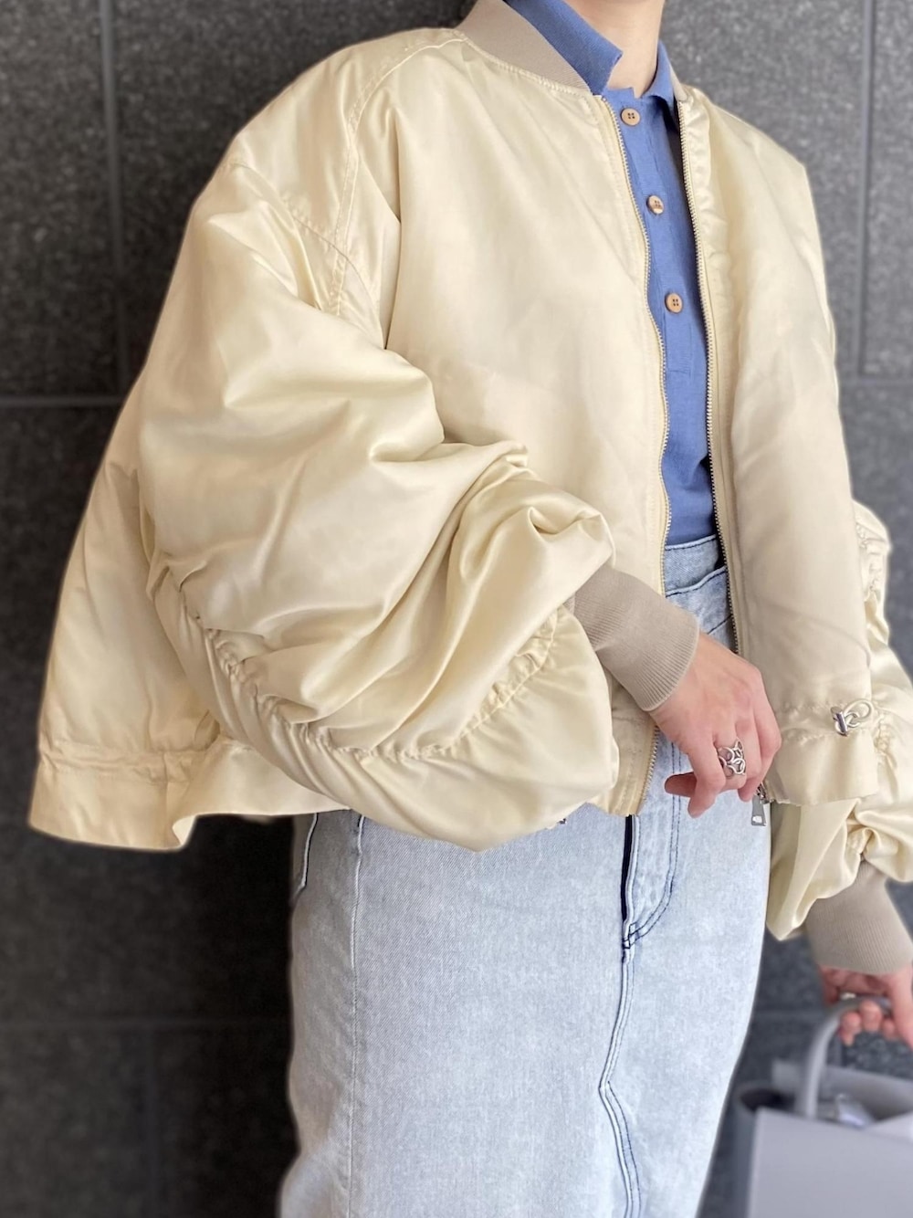 「タイトスカート、MA-1、ショルダーバッグ、デニムスカート、ロングスカート、アダムエロペ(ADAM ET ROPE')、Adam et Rope'、パフスリーブ、袖ボリューム、ボリューム袖」｜「ADAM ET ROPE'のパフスリーブMA-1（MA-1、ホワイト系）」を使った、ADAM ET ROPE' STAFFさん（レディース・154cm）の冬コーディネートの3枚目の写真