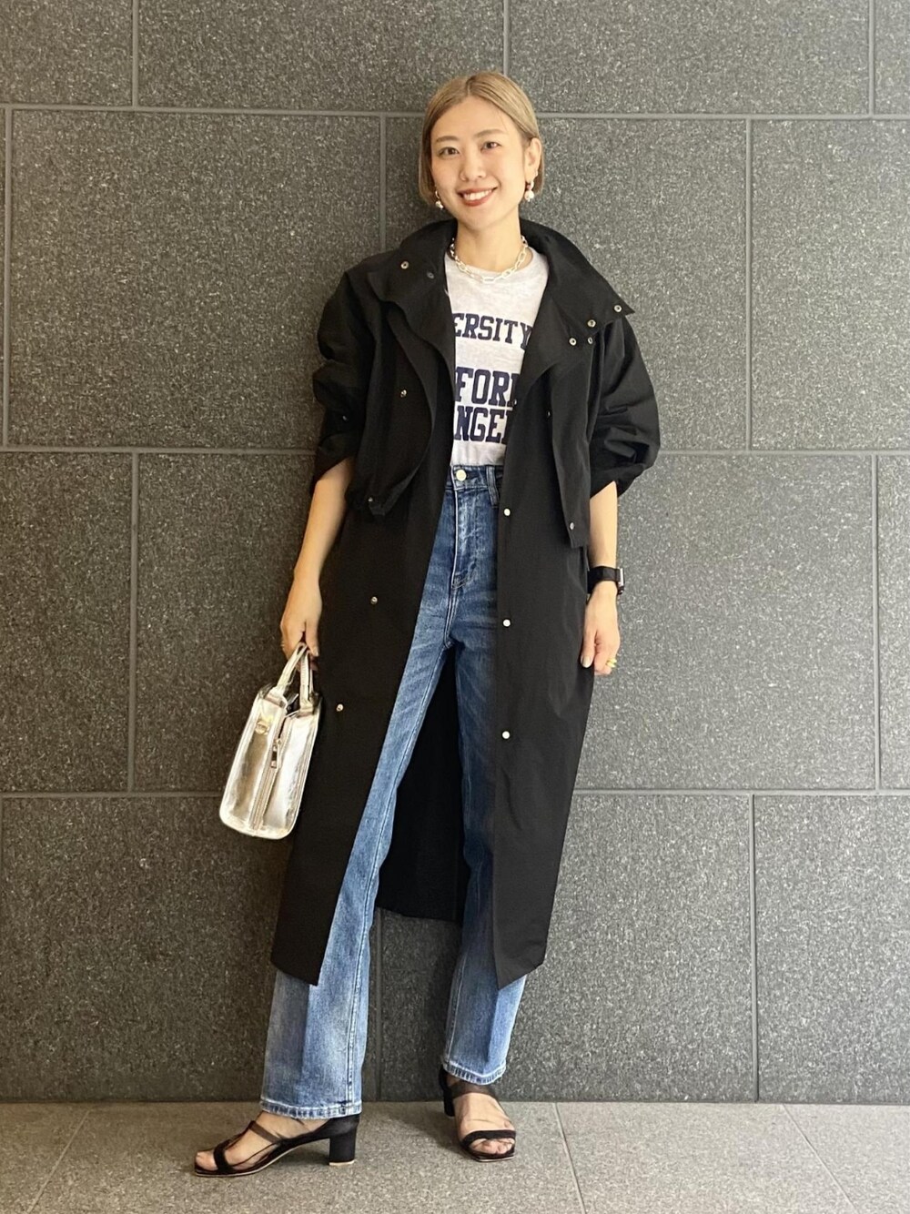 「カジュアル、デニムパンツ、アダムエロペ(ADAM ET ROPE')、Adam et Rope'、パンツコーデ、秋コーデ、初秋コーデ、秋先取りコーデ、スクエアバッグ、秋服準備はじめました」｜「ADAM ET ROPE'の【GOOD ROCK SPEED】COLLEGE Tee UCLA（Tシャツ/カットソー、グレー系）」を使った、ADAM ET ROPE' STAFFさん（レディース・157cm）の秋コーディネートの1枚目の写真