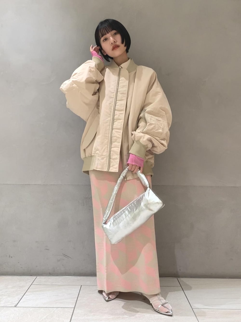 「ピンク、MA-1、アダムエロペ(ADAM ET ROPE')、春、Adam et Rope'、春コーデ、低身長、低身長コーデ、淡色コーデ、低身長女子」｜「ADAM ET ROPE'のビスチェセットシャツ（シャツ/ブラウス、ベージュ系）」を使った、ADAM ET ROPE' STAFFさん（レディース・154cm）の冬コーディネートの1枚目の写真