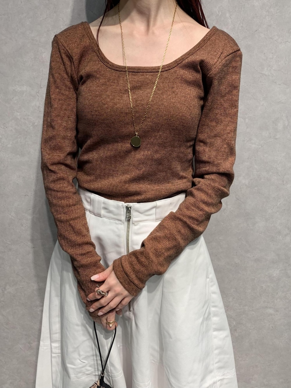 「トレンチコート、Dickies、オーバーサイズ、ロングスカート、アダムエロペ(ADAM ET ROPE')、リラックススタイル、春コート、スプリングコート、Adam et Rope'、ディッキーズ(Dickies)」｜「MILLERの【Miller for ADAM ET ROPE'】別注Cup付Long Sleeve Tee（Tシャツ/カットソー、オレンジ系）」を使った、ADAM ET ROPE' STAFFさん（レディース・157cm）の春コーディネートの4枚目の写真