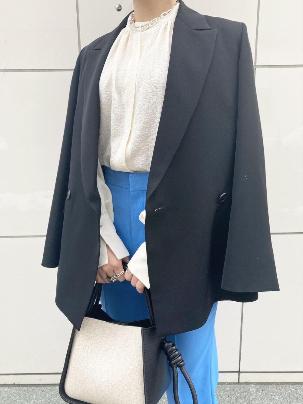 「ジャケット、ブラウス、カラーパンツ、ハンドバッグ、スラックス、フォーマル、バレエシューズ、アダムエロペ(ADAM ET ROPE')、Adam et Rope'、フォーマル/セレモニー」｜「ADAM ET ROPE'のバルーンスリーブシフォンブラウス（シャツ/ブラウス、ホワイト系）」を使った、ADAM ET ROPE' STAFFさん（レディース・157cm）の冬コーディネートの2枚目の写真