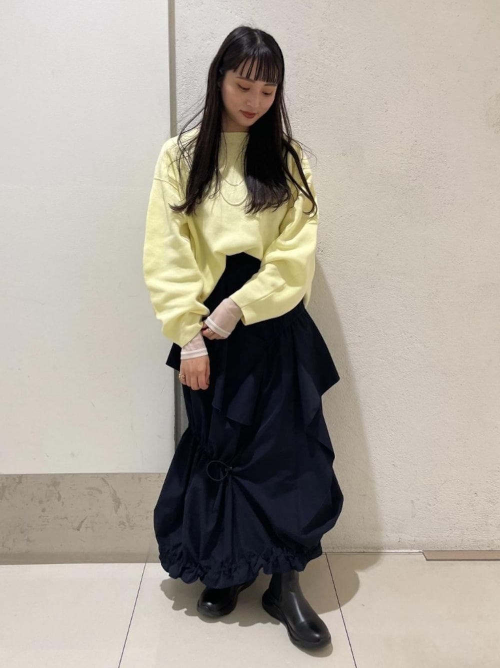 「アダムエロペ(ADAM ET ROPE')、Adam et Rope'、ニット、オーバーサイズ、私の推しブランド、ボリューム袖、袖ボリューム、スカート、ロングスカート、スカートスタイル、ショートブーツ、春コーデ、春、春カラー、春ニット」｜「ADAM ET ROPE'の【サステナブル】オーガニックコットン接結プルオーバー（ニット/セーター、イエロー系）」を使った、ADAM ET ROPE' STAFFさん（レディース・161cm）の冬コーディネートの1枚目の写真