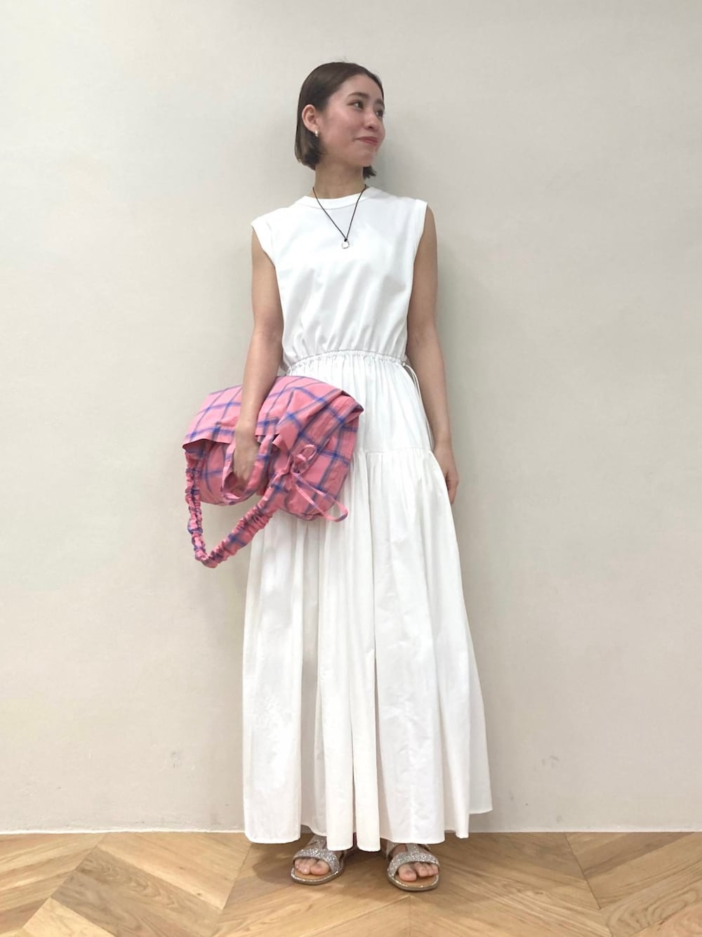 「春服コーデ、ラクチンコーデ、カジュアル、ロングワンピース、アダムエロペ(ADAM ET ROPE')、Adam et Rope'、ティアードワンピース、リゾートスタイル、新作、ホワイトコーデ、ショップスタッフのアクティブコーデ」｜「ADAM ET ROPE'の【サステナブル】ティアードドッキングワンピース（ワンピース、ホワイト系）」を使った、ADAM ET ROPE' STAFFさん（レディース・159cm）の春コーディネートの1枚目の写真