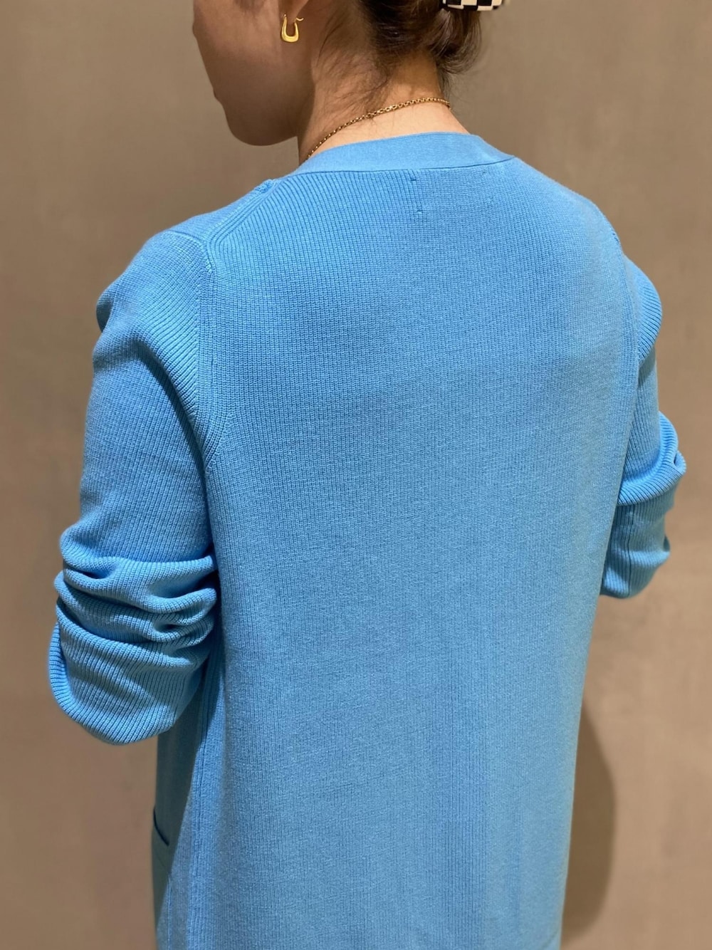 「ブルー、レイヤードスタイル、ロングカーディガン、キャミソール、ロングカーデ、アダムエロペ(ADAM ET ROPE')、Adam et Rope'、ブルーコーデ、セットアイテム」｜「ADAM ET ROPE'の【サステナブル】ビスチェ付きロングカーディガン（カーディガン/ボレロ、ブルー系）」を使った、ADAM ET ROPE' STAFFさん（レディース・158cm）の冬コーディネートの3枚目の写真