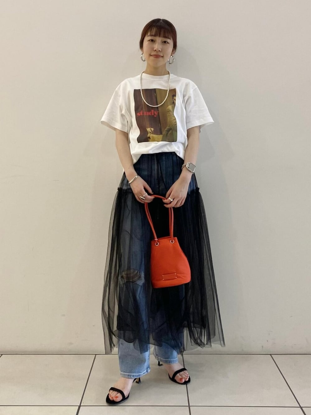 「休日スタイル、アダムエロペ(ADAM ET ROPE')、Adam et Rope'、adametrope、アダムエロペ、フォトT、デニム、レイヤードスタイル、大人可愛い、おでかけコーデ、春夏コーデ」｜「ADAM ET ROPE'の【Study for BIOTOP】Photo T-shirts（Tシャツ/カットソー、ホワイト系）」を使った、ADAM ET ROPE' STAFFさん（レディース・157cm）の春コーディネートの1枚目の写真