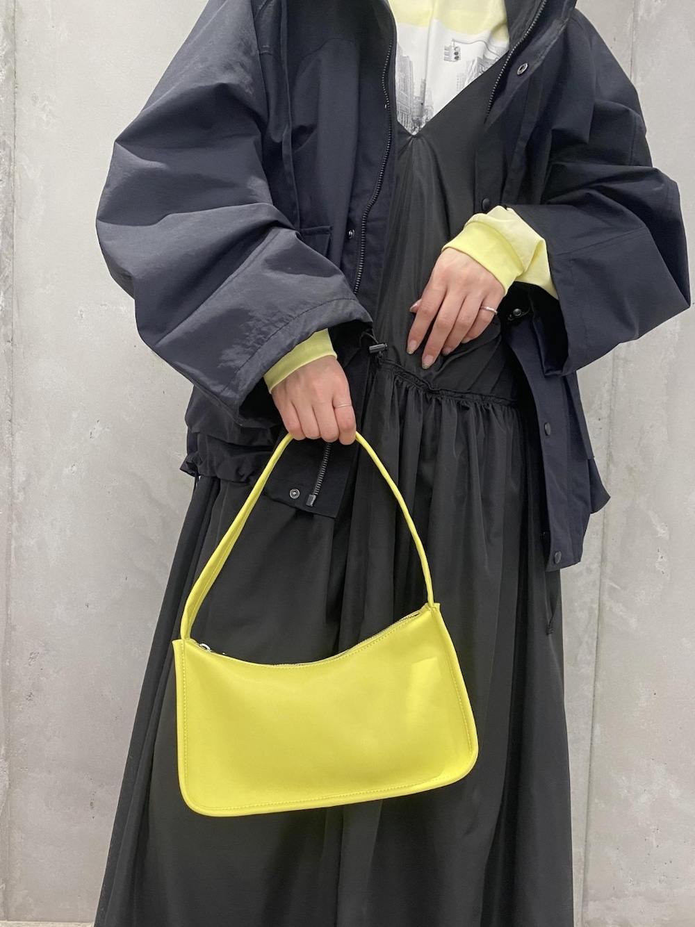「ワンピース、マウンテンパーカー、ブラック、ブラックコーデ、黒、アダムエロペ(ADAM ET ROPE')、Adam et Rope'、黒コーデ、キャミワンピ、GERRY」｜「GERRYのGERRY スタンドカラーブルゾン（ブルゾン、ブラック系）」を使った、ADAM ET ROPE' STAFFさん（レディース・156cm）の冬コーディネートの4枚目の写真