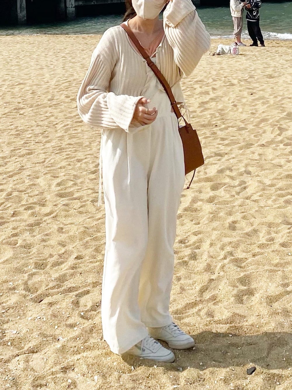 ホワイト系のシャツ/ブラウス、オレンジ系のTシャツ/カットソー、ホワイト系のサロペット/オーバーオールを着用したレディースの春コーディネートの1枚目の写真