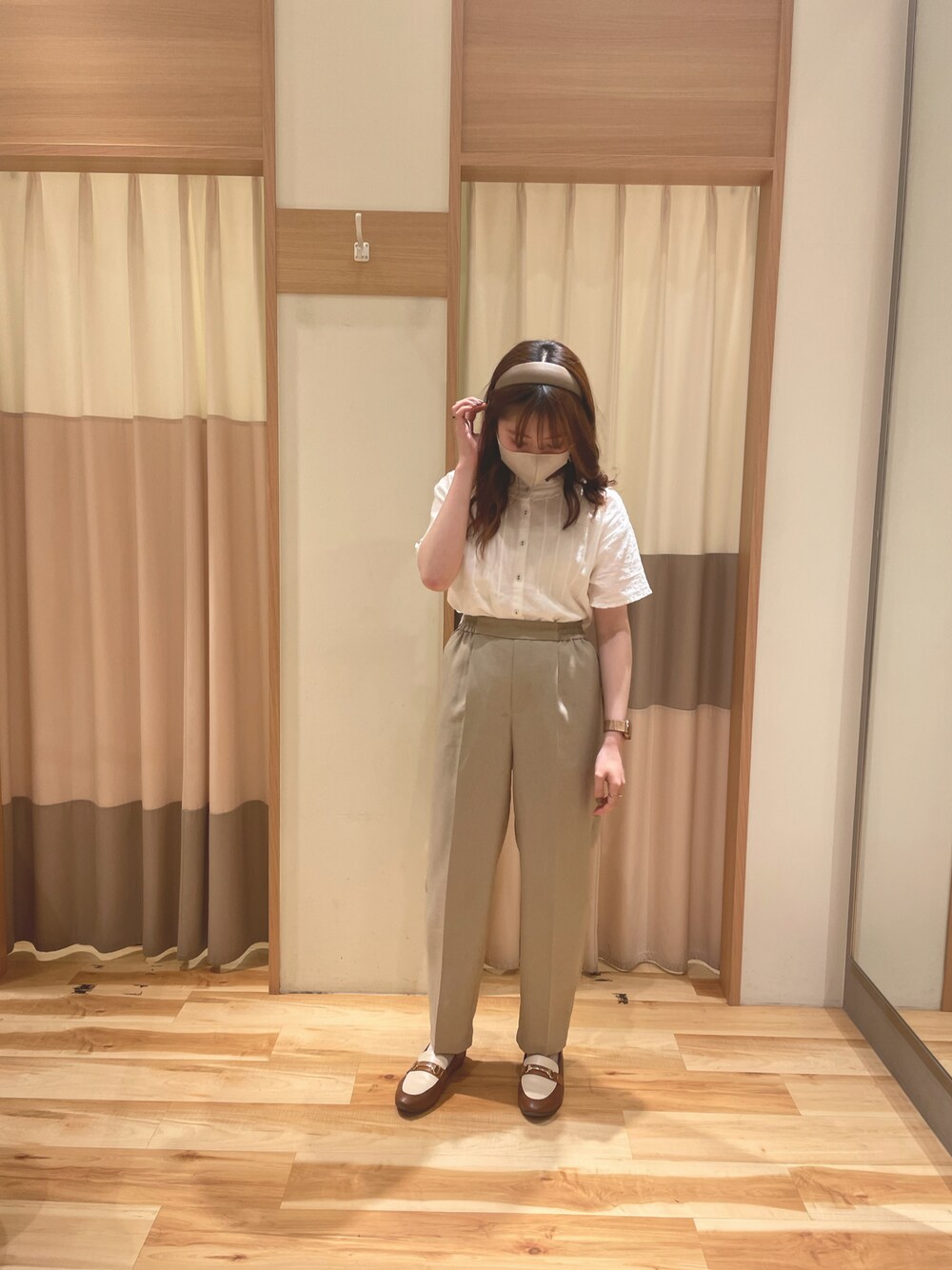 ベージュ系のその他パンツ、ホワイト系のシャツ/ブラウスを着用したレディースの春コーディネートの1枚目の写真