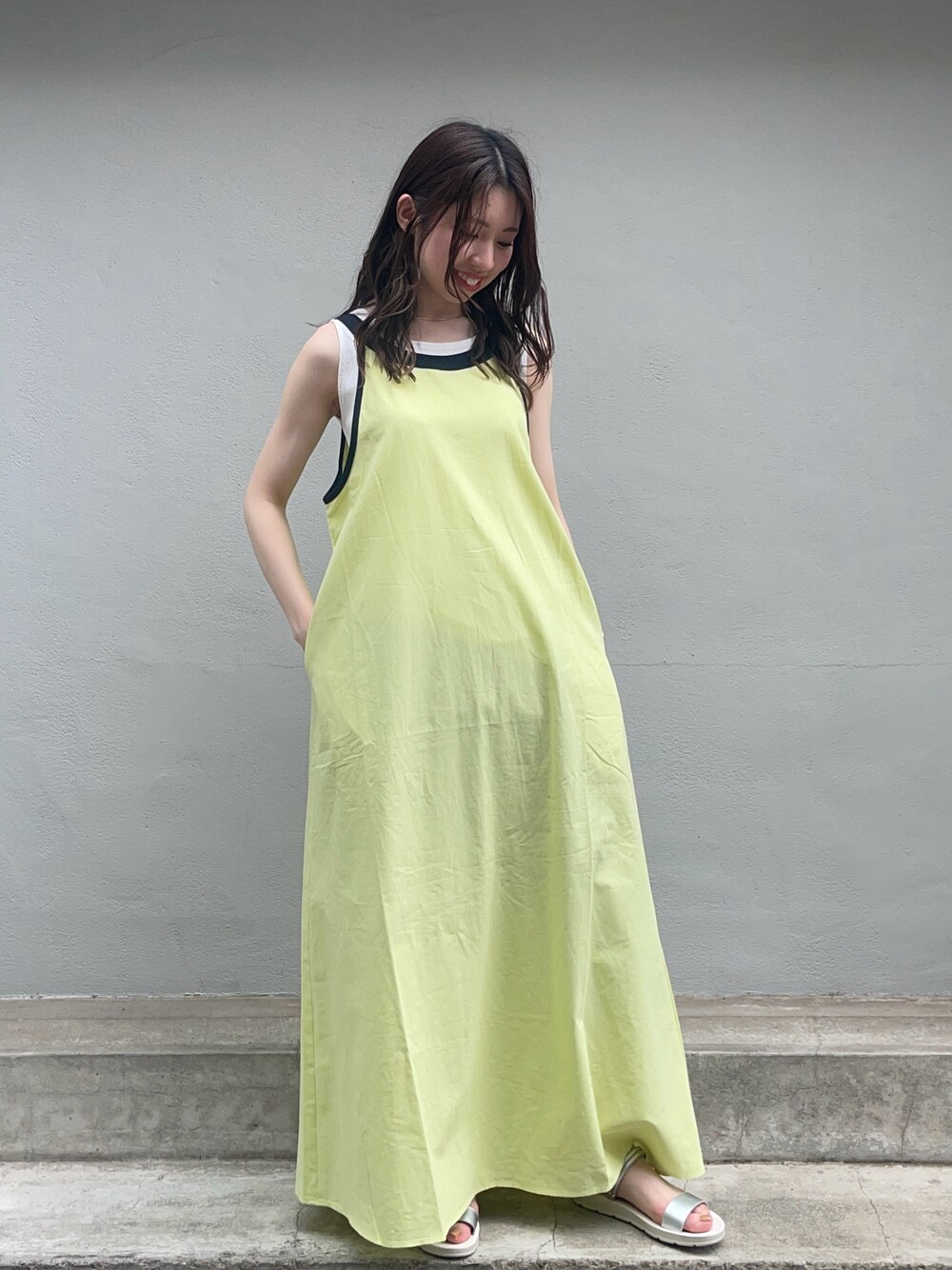 「Samansa Mos2 blueの◎リネン混アメリカンスリーブワンピース（ワンピース、イエロー系）」を使った、natsumiさん（レディース・155cm）の夏コーディネートの1枚目の写真