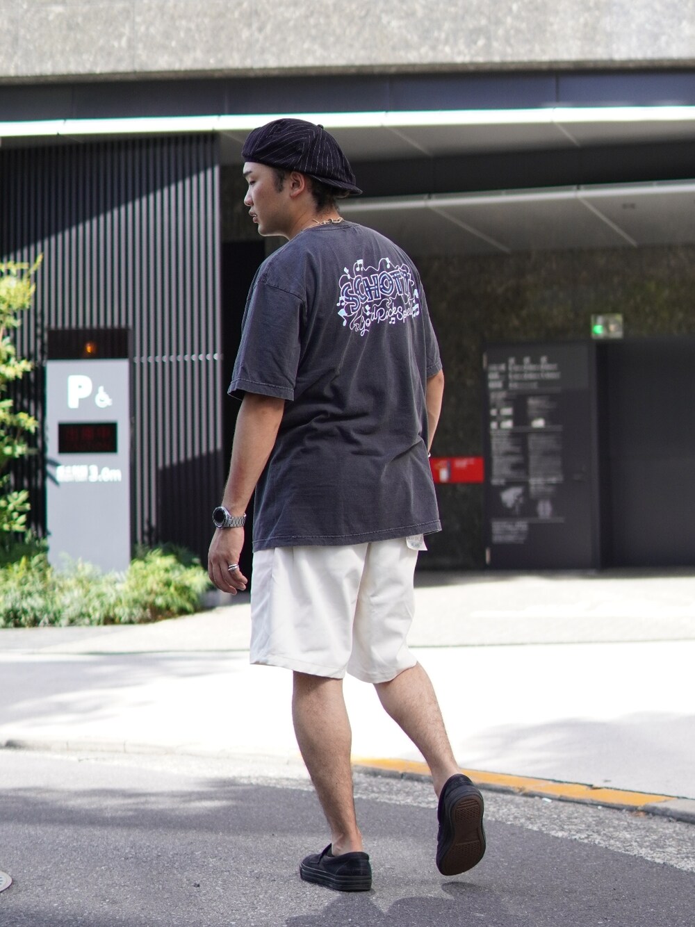 「SCHOTT、schott grand store tokyo、ファッションの力を信じよう、夏コーデ、休日スタイル、シンプルコーデ、カジュアル、大人コーデ、Tシャツ、スニーカーコーデ、ストリート、タックイン、スラックス、shorts、チェックシャツ」｜「schottのアイテム（Tシャツ/カットソー、ブラック系）」を使った、今野太那さん（メンズ・175cm）の夏コーディネートの1枚目の写真