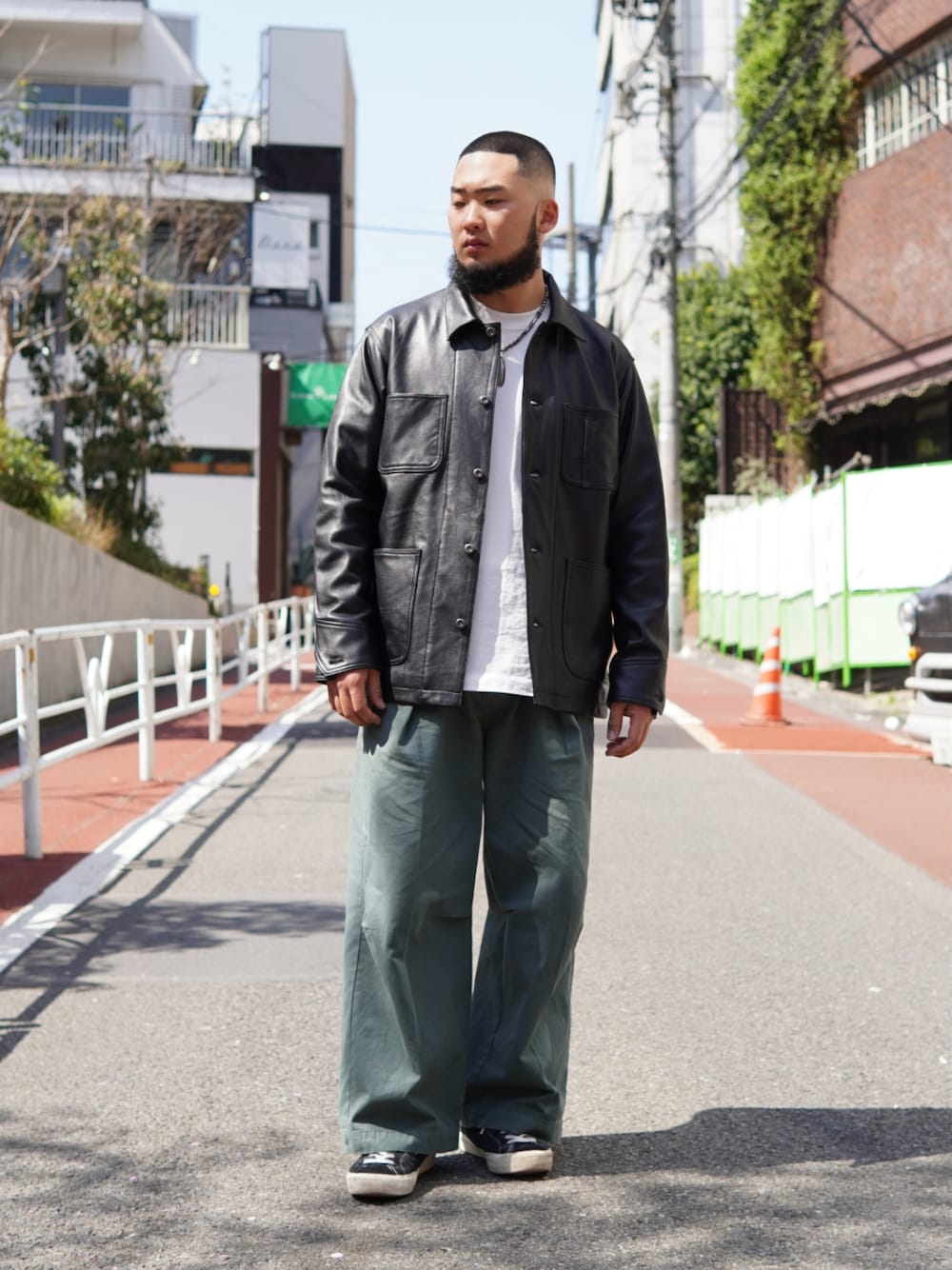 「ふあふあ、ファッションの力を信じよう、SCHOTT、schott grand store tokyo、カジュアルコーデ、休日スタイル、春服コーデ、スニーカーコーデ、オーバーサイズ、デニムパンツ、お洒落さんとつながりたい、カーゴパンツ、ミリタリー、シャツ、ストリートコーデ」｜「schottの【Schott / ショット】別注 LEATHER COVERALL（カバーオール、ブラック系）」を使った、今野太那さん（メンズ・175cm）の春コーディネートの1枚目の写真