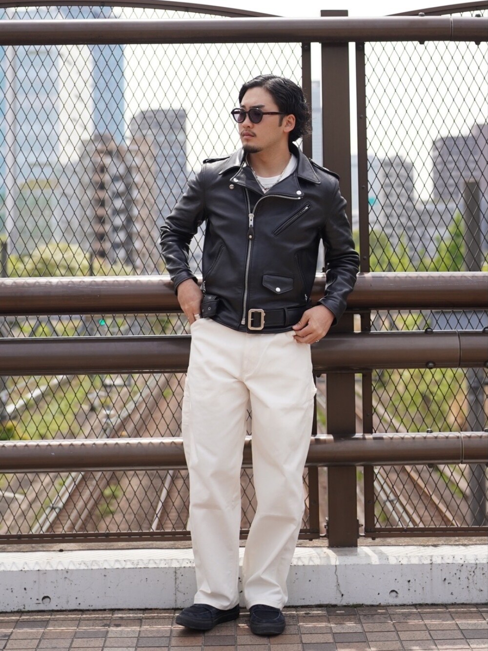 「SCHOTT、schott grand store tokyo、ファッションの力を信じよう、シンプル、ライダース、ライダースジャケット、ごきげんウィーク、休日コーデ、カラーパンツ、春コーデ、いいね、save、フォローお願いします🤑、春夏コーデ、白パンツ、革靴、converse」｜「schottのSchott(ショット) 217US SHEEP ONE（ライダースジャケット、ブラック系）」を使った、今野太那さん（メンズ・175cm）の春コーディネートの1枚目の写真
