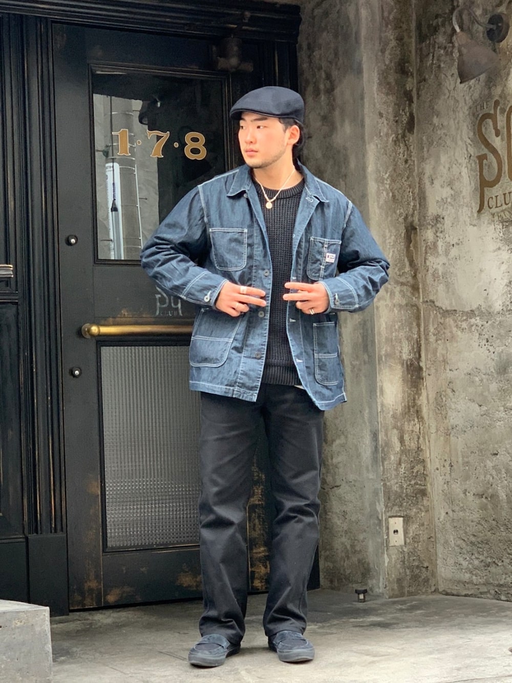 「SCHOTT、schott grand store tokyo、ファッションの力を信じよう、今日のコーデ、私の推しブランド、カジュアルコーデ、アメカジ、ootd、大人カジュアル、革靴、clarks、ビッグシルエット、ラフ、春コーデ、UNIQLO」｜「schottのアイテム（カバーオール、ブルー系）」を使った、今野太那さん（メンズ・175cm）の冬コーディネートの1枚目の写真