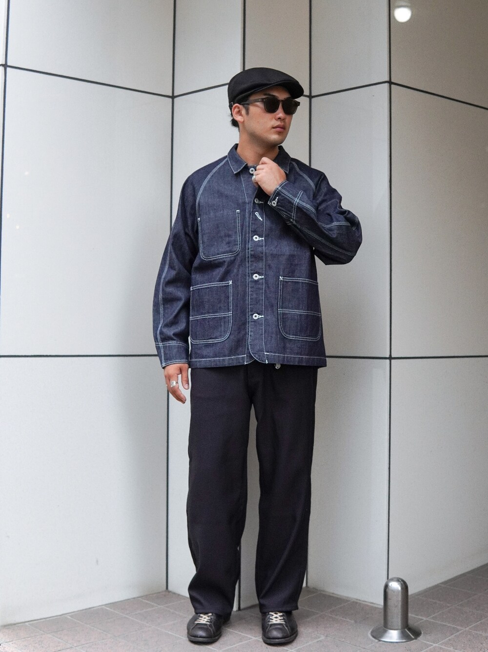 「SCHOTT、schott grand store tokyo、ファッションの力を信じよう、カジュアルコーデ、シンプル、アメカジ、アメカジコーデ、アメカジスタイル、休日スタイル、キレイめ、白Tシャツ、白スニーカー、ブーツ、レイヤードスタイル、ハット」｜「schottのSchott/ショット/CHAMBRAY WORK COVERALL/シャンブレー ワークジャケット（ブルゾン、ブルー系）」を使った、今野太那さん（メンズ・175cm）の夏コーディネートの1枚目の写真