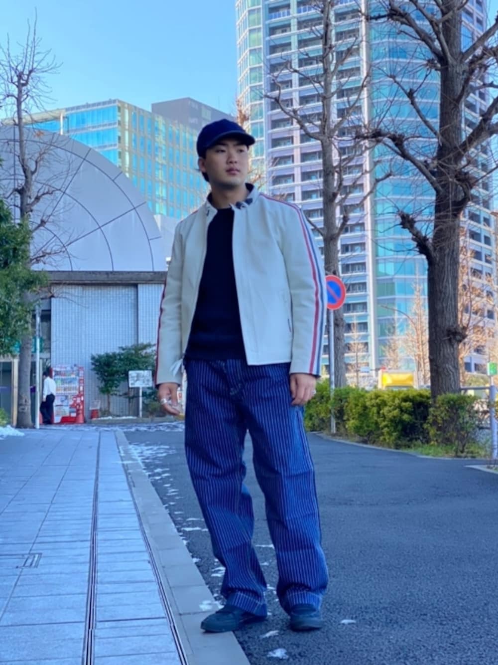 「ファッションの力を信じよう、SCHOTT、schott grand store tokyo、ビッグシルエット、カフェレーサー、ootd、ステンカラーコート、ミリタリージャケット、ボア、春、カジュアル、休日スタイル、大人カジュアル、シンプルコーデ、ボアジャケット」｜「schottのSchott(ショット)  OLD HICKORY WORK PANTS/オールド　ヒッコリー ワークパンツ（その他パンツ、ブルー系）」を使った、今野太那さん（メンズ・175cm）の冬コーディネートの1枚目の写真