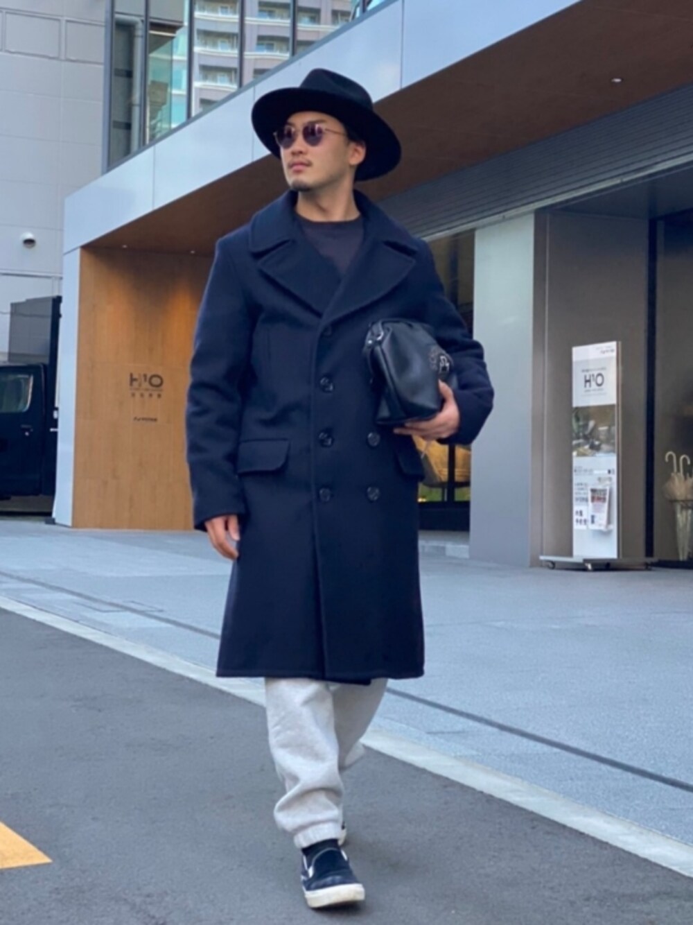 「SCHOTT、schott grand store tokyo、ファー、ファッションの力を信じよう、ピーコート、コート、スウェット、スニーカーコーデ、スウェットパンツ、大人コーデ、アメカジ、お洒落さんとつながりたい、カジュアルコーデ、シンプルコーデ、ビッグシルエット」｜「schottのアイテム（ショルダーバッグ、ブラック系）」を使った、今野太那さん（メンズ・175cm）の冬コーディネートの1枚目の写真