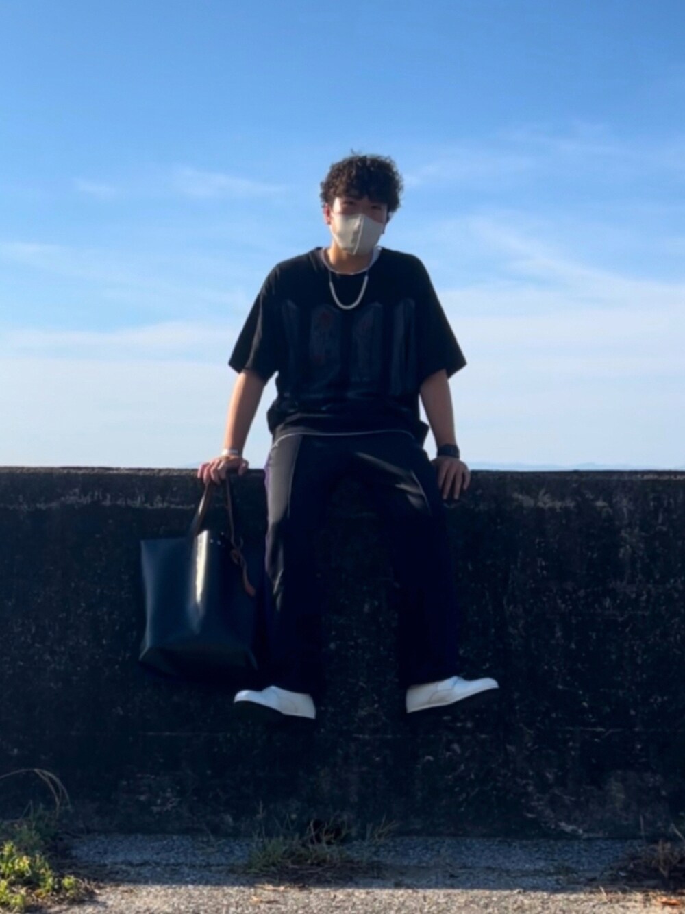 「ブラックコーデ、今日のコーデ、おしゃれさんと繋がりたい」｜「MARNIのアイテム（トートバッグ、ブラック系）」を使った、Jigenさん（メンズ・178cm）の秋コーディネートの1枚目の写真