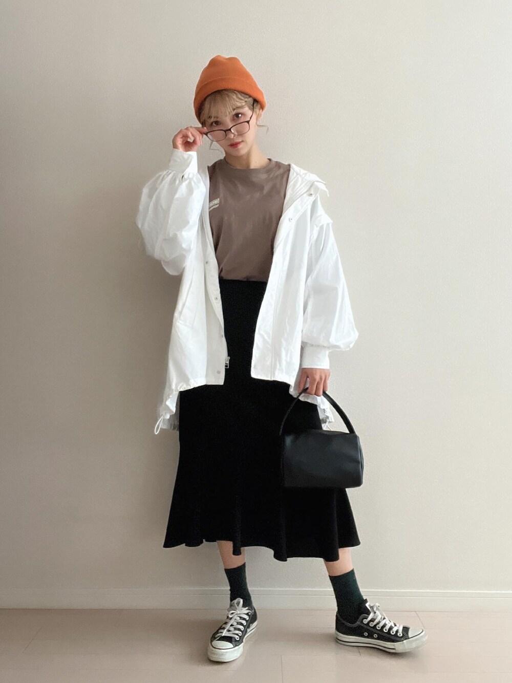 「春コーデ、カジュアルコーデ、大人女子、大人ガーリー、ボリューム袖、マーメイドスカート、コンバース、ニット帽、Tシャツ、Tシャツ/カットソー、春アウター、春服、シンプルコーデ、ラクチンコーデ、カラー帽子」｜「Right-onのアイテム（ニットキャップ/ビーニー、オレンジ系）」を使った、soriso0712さん（レディース・163cm）の春コーディネートの1枚目の写真