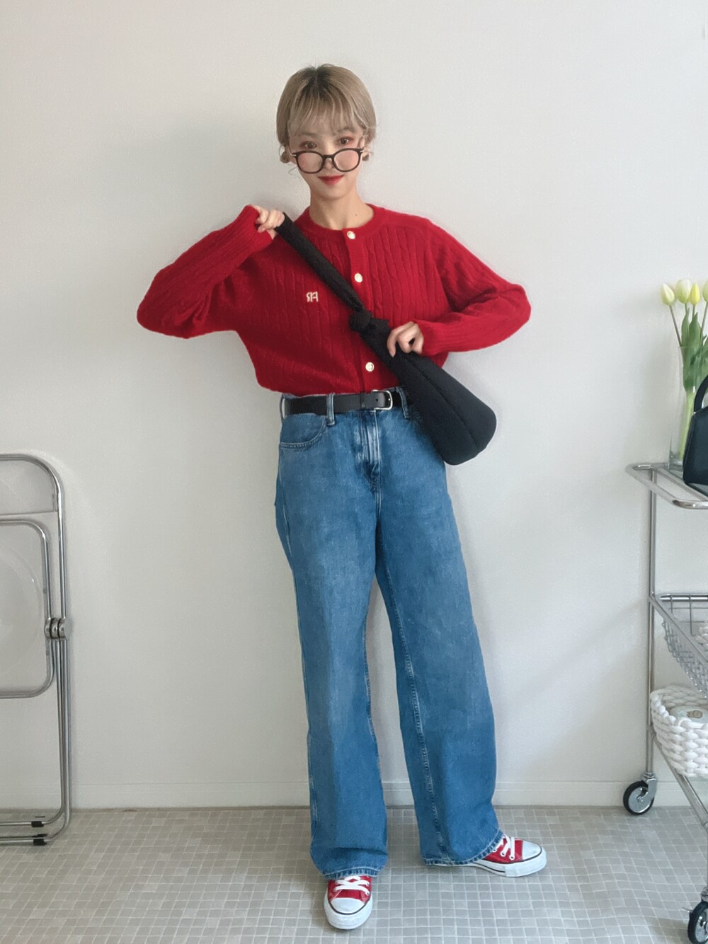 「大人カジュアル、お出かけコーデ、シンプルコーデ、パンツコーデ、ラクチンコーデ、ニットコーデ、デートコーデ、デニム、デニムパンツ、カーディガン、converse、ショルダーバッグ、ケーブルニット、カラー×コーデ、カラーコーデ」｜「fredy emueのケーブル柄刺繍入りカーディガン（カーディガン/ボレロ、レッド系）」を使った、soriso0712さん（レディース・164cm）の冬コーディネートの1枚目の写真