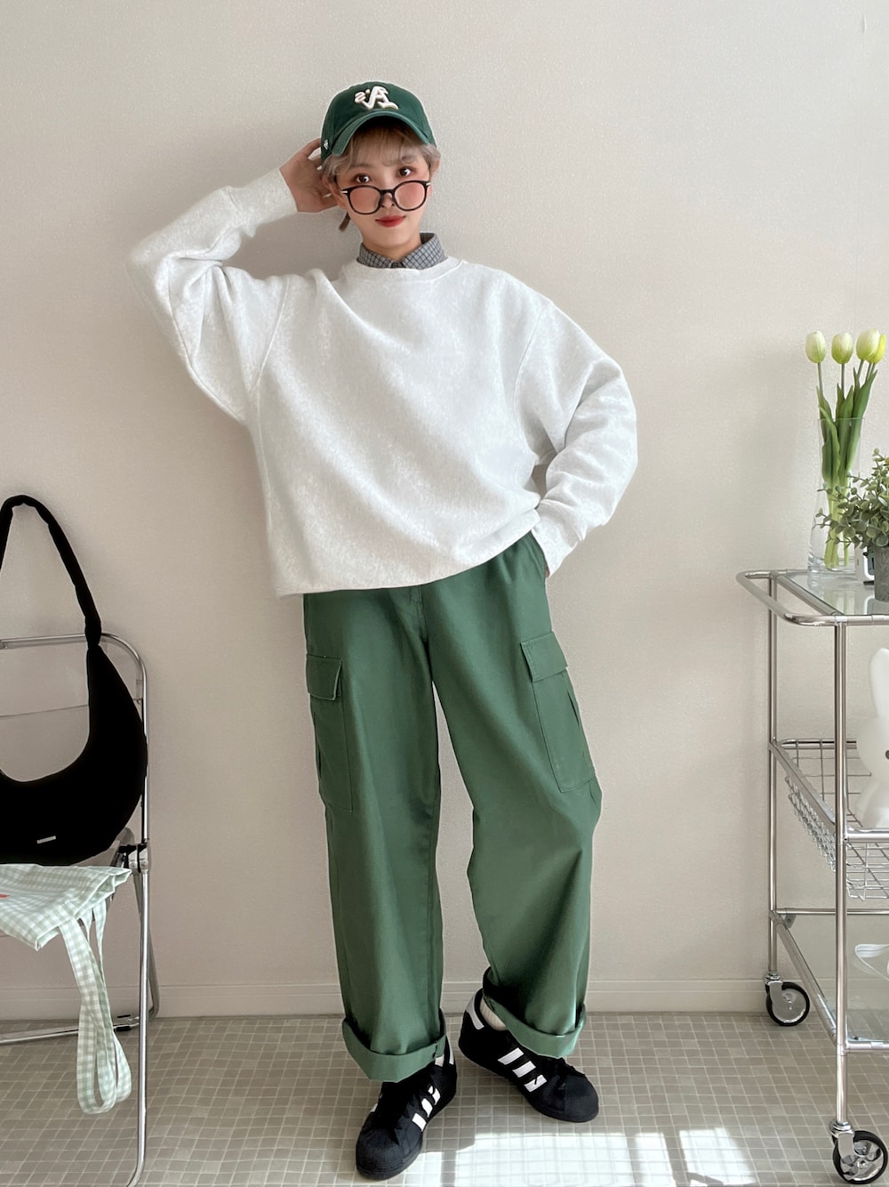 「秋のコーデ、オトナカジュアル、秋服コーデ、オトナ女子、大人カジュアル、シンプル、ママファッション、メンズライク、骨格ストレート、スウェット、カーゴパンツ、adidas、キャップ、カーゴパンツコーデ、スニーカー」｜「GUのアイテム（スウェット、ホワイト系）」を使った、soriso0712さん（レディース・164cm）の秋コーディネートの1枚目の写真