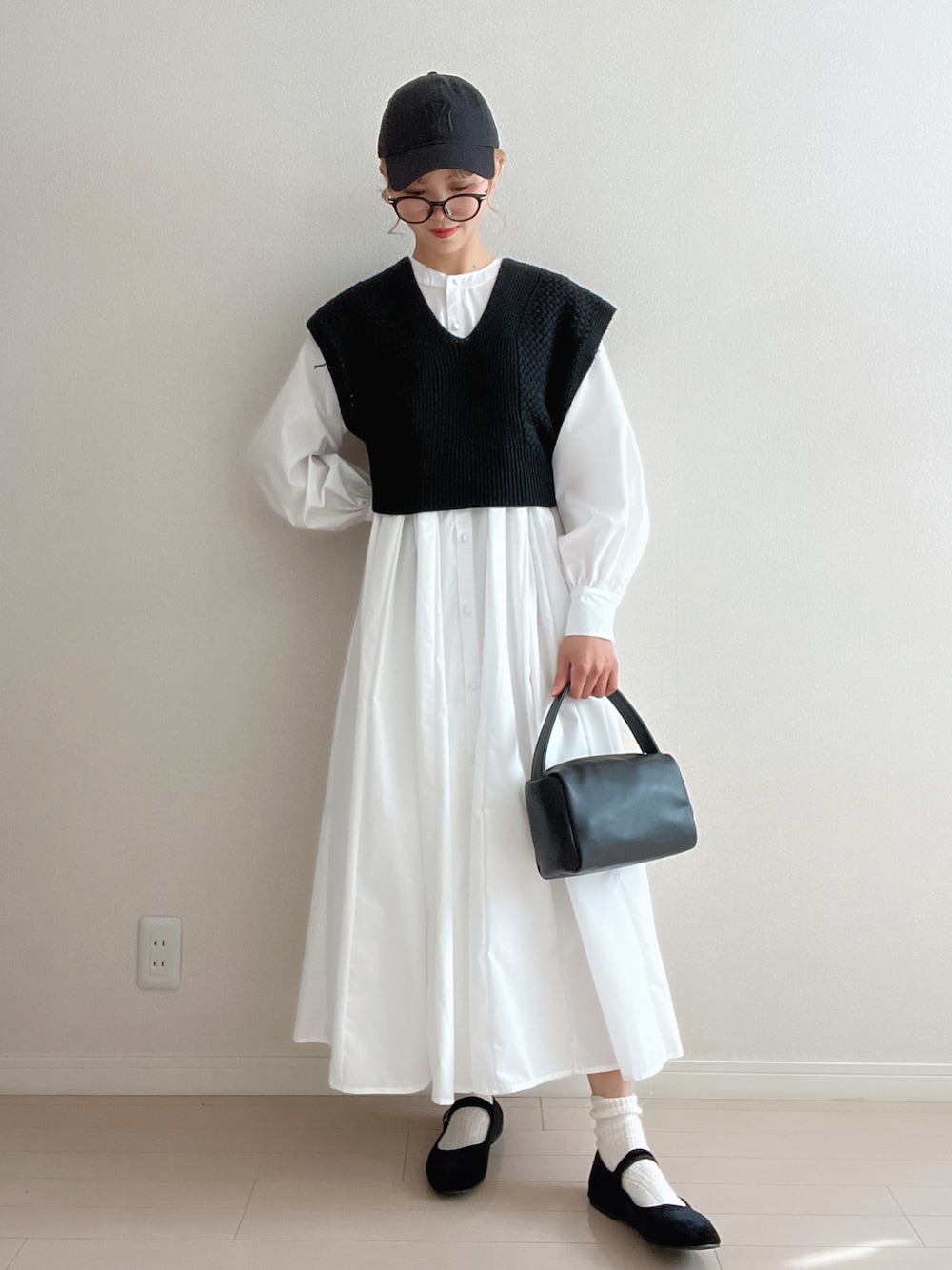「春服みてみて、カジュアルコーデ、春服、春色、シンプルコーデ、ootd、ママコーデ、キャップ、白黒、シャツワンピ、カンフーシューズ、バレエシューズ、ベスト×シャツ、ベスト、キャップ女子」｜「DISCOATの【WEB限定】前後2WAYカシュクールニットベスト（ベスト、ブラック系）」を使った、soriso0712さん（レディース・163cm）の春コーディネートの1枚目の写真