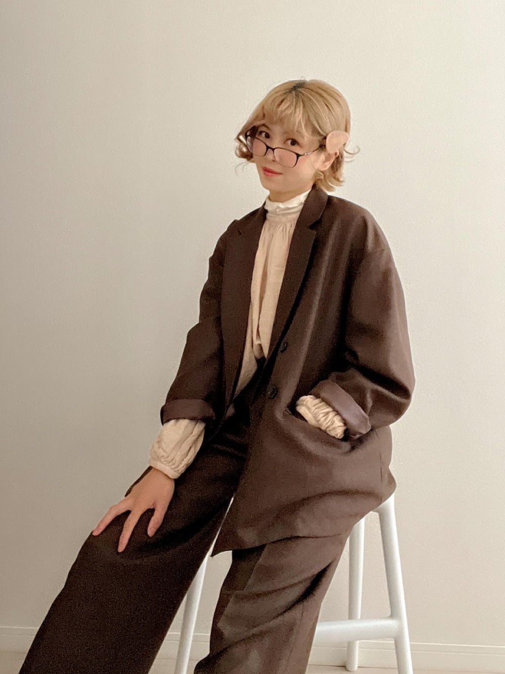 「オトナ女子、ootd、オトナカジュアル、ラクチンコーデ、モノトーンコーデ、ボリューム袖、ママコーデ、おしゃれさんと繋がりたい、アウター、春コーデ、セットアップ、セットアップスタイル、セットアップコーデ、セットアップ風、ブラウン」｜「onetomeの【きりまる】ダブルガーゼ ギャザーブラウス（シャツ/ブラウス、ベージュ系）」を使った、soriso0712さん（レディース・163cm）の冬コーディネートの1枚目の写真