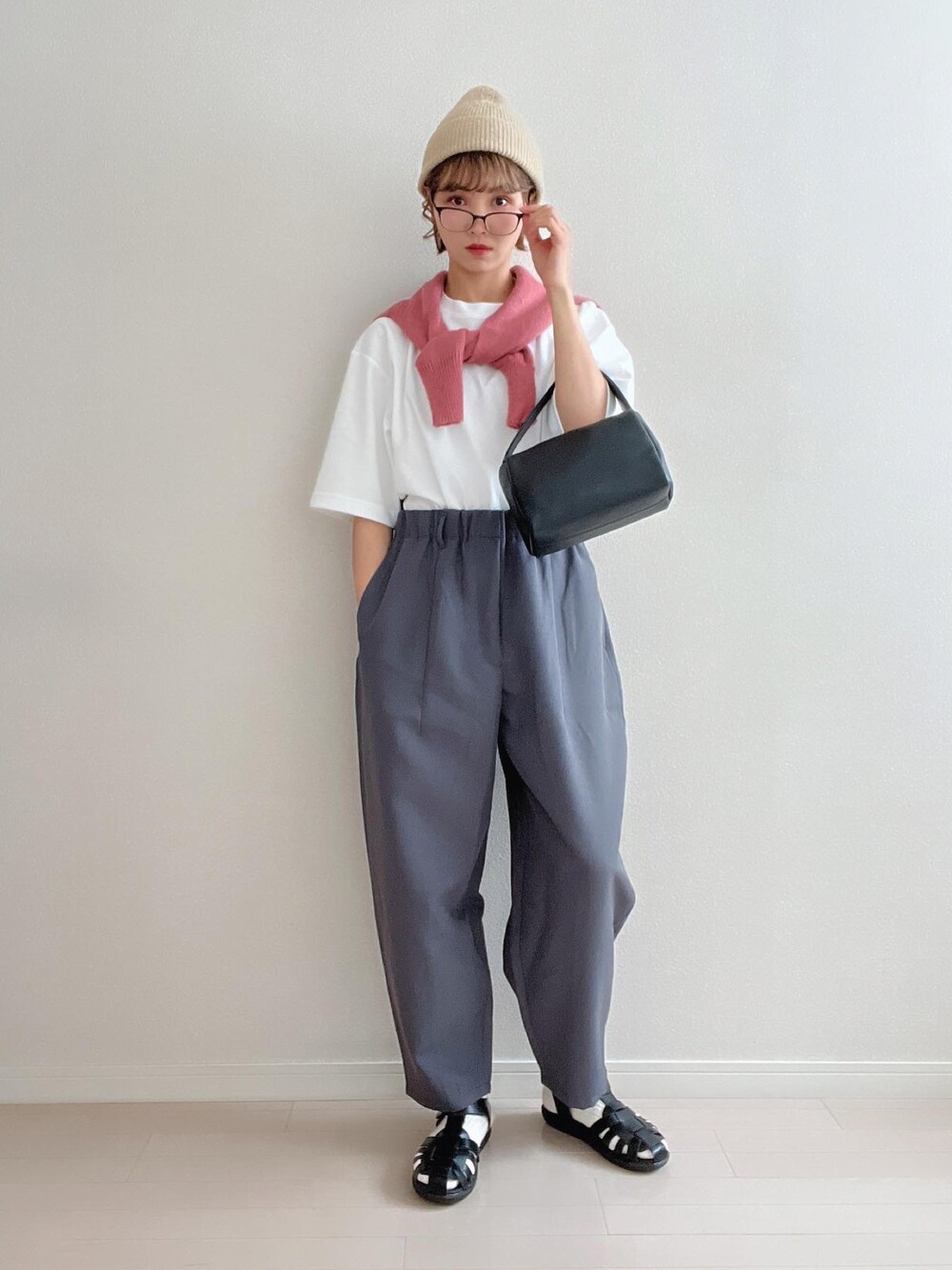 「春夏コーデ、リラックススタイル、パンツスタイル、白Tシャツ、GU、GUコーデ、ジーユー、ユニクロ、ユニクロコーデ、ユニクロユー、カジュアルコーデ、バルーンパンツ、着回しコーデ、メガネ女子、ごきげんウィーク」｜「CANAL JEANのvia j(ヴィアジェイ) BASICリブニットcap（ニットキャップ/ビーニー、ベージュ系）」を使った、soriso0712さん（レディース・163cm）の春コーディネートの1枚目の写真