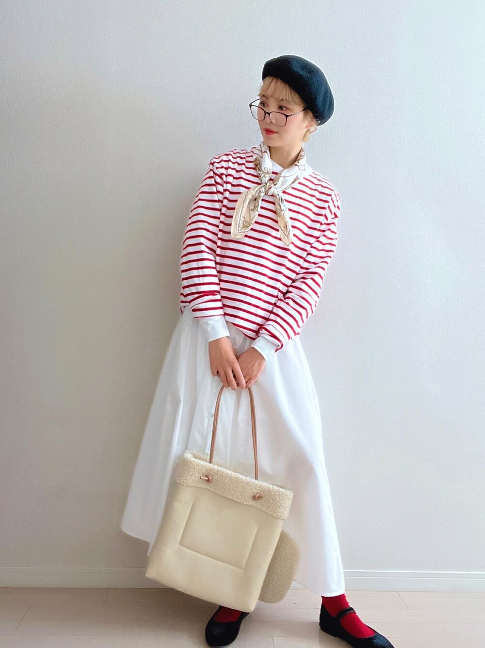 「GU、GUコーデ、シャツワンピース、シャツワンピ、Tシャツ、赤い靴下、大人女子、春服、お出かけコーデ、カジュアルコーデ、プチプラコーデ、メガネ女子、Tシャツ/カットソー、カンフーシューズ、バレーシューズ」｜「ECRIREの【yun_wearコラボ】ボリュームスリーブサーキュラーフレアロング丈ワンピース（シャツワンピース、ホワイト系）」を使った、soriso0712さん（レディース・163cm）の冬コーディネートの1枚目の写真