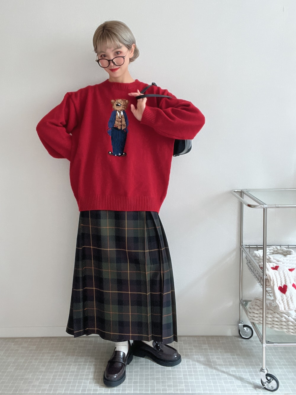 「大人カジュアル、休日スタイル、春服、オトナカジュアル、ゆるコーデ、オトナ女子、リラックススタイル、チェックスカート、赤ニット、赤コーデ、チェック柄、ローファーコーデ、春服コーデ、ニット、shein」｜「SHEINのアイテム（ニット/セーター、レッド系）」を使った、soriso0712さん（レディース・164cm）の冬コーディネートの1枚目の写真